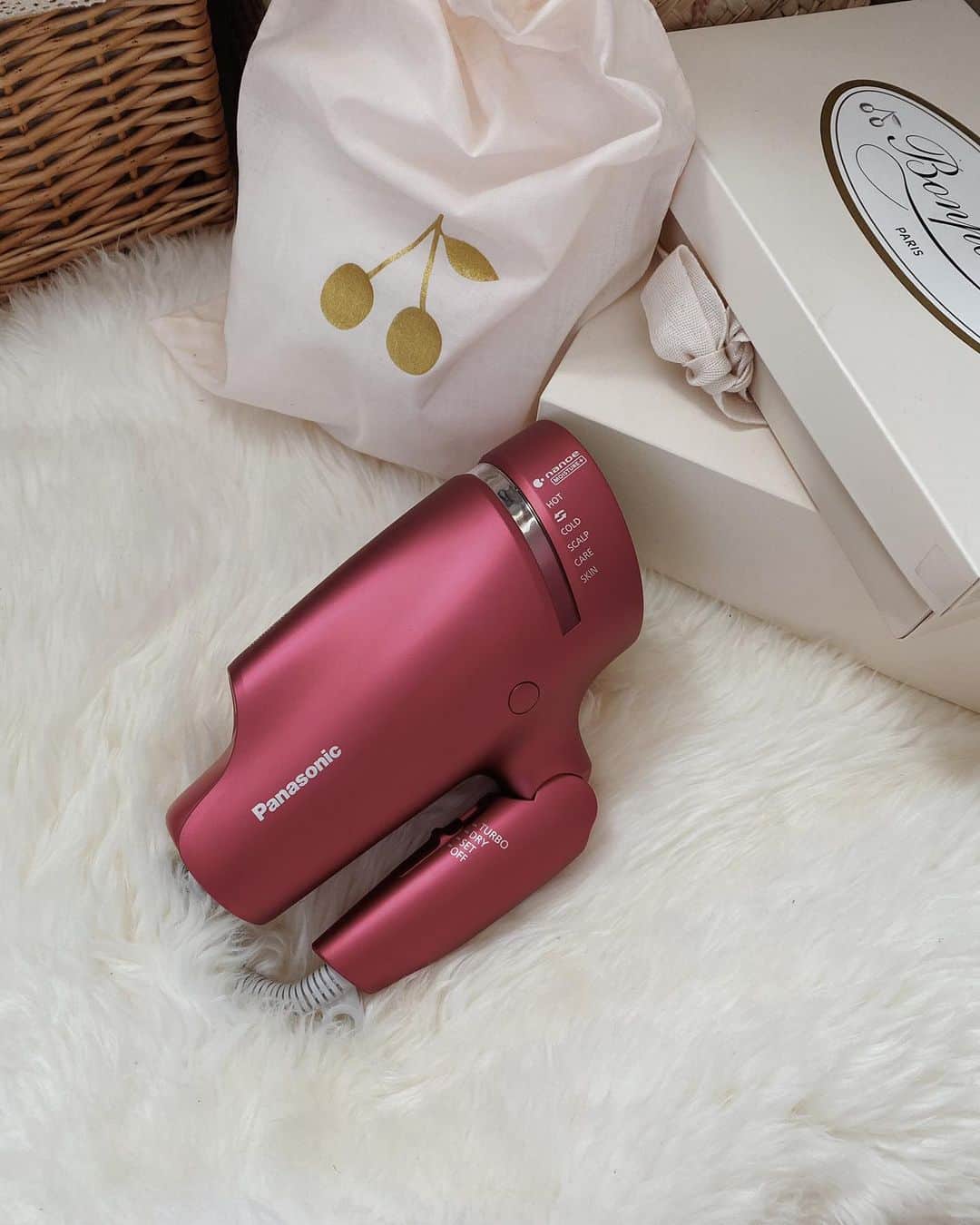 目見田早弥子のインスタグラム：「| 🤍 ずっと使ってるPanasonicのヘアードライヤー ナノケア。 とにかく乾くのが早いし これで乾かすとまとまり感があるので お気に入りのアイテムです🌟 ブリーチ毛なのでほんとに助かります◯  #パナソニックビューティ#パナソニックビューティ美容部#美容家電#PR#パナソニックビューティ社外美容部#ヘアードライヤーナノケア @panasonic_beauty」