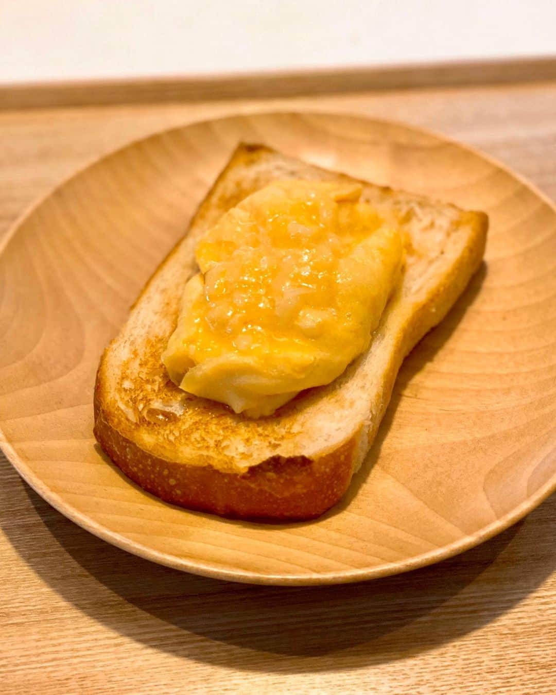 秋山具義さんのインスタグラム写真 - (秋山具義Instagram)「朝食で、チーズオムレツトースト。﻿ 中目黒『サイドウォークスタンド バイセン&ベーグル』の食パンで。﻿ うちはコーヒー豆はここで買っていて、ベーグルもすごく美味しいのですが、初めて買った食パンも美味しかった！﻿ ﻿ #サイドウォークスタンドバイセンアンドベーグル #具義パン2020」3月16日 9時13分 - gugitter