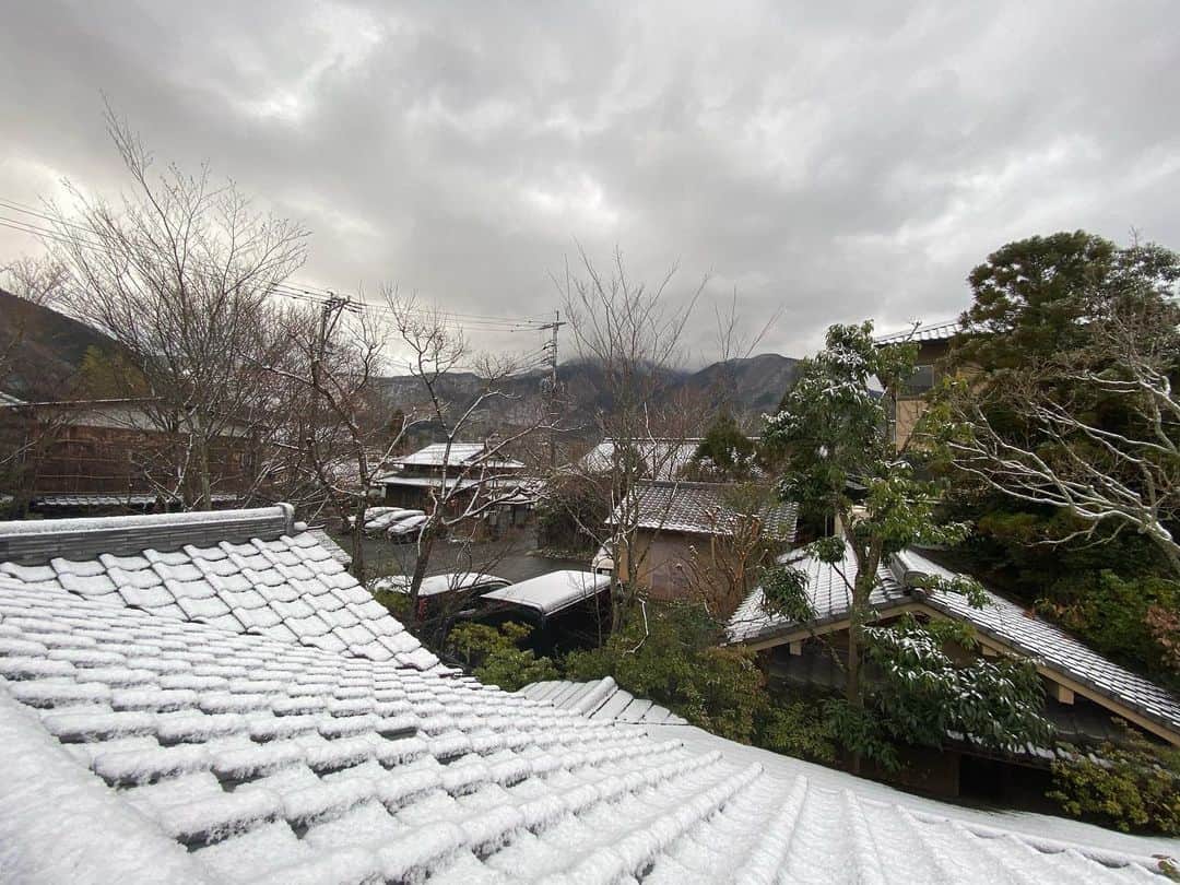 のインスタグラム：「少しですが雪が積もりました⛄️ #九州 #由布院 #湯布院  #旅館 #温泉 #お風呂 #旅行  #雪 #kyusyu #yufuin #ryokan #hinoharu #mountain #onsen #bath #travel  #유후인 #hotsprings #snow」