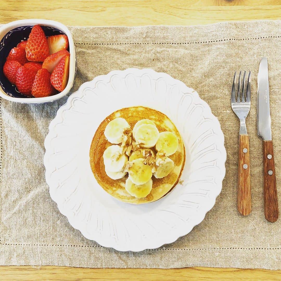 小林悠さんのインスタグラム写真 - (小林悠Instagram)「朝食  皆さん朝はパン派🍞ですか？ごはん派🍚ですか？  僕は練習の日の朝ごはんは絶対に米🍚と決めているのですがOFFの日はパン派🍞です^_^  今日はOFFというこもあって朝から奥さんがグルテンフリーのパンケーキ🥞を作ってくれました😋  朝からテンションがあがりました⤴️😊 今日も皆が良い１日になりますように😄🙏」3月16日 9時42分 - kobayashiyu11