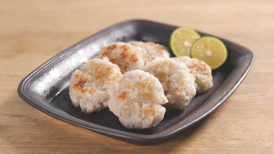 水嶋ヒロのインスタグラム：「Hiro-Meshi ☺︎ #18 How To Cook “LOTUS ROOT MOCHI” Japanese Home-Style Cooking. #NewEpisode #18 #Uploaded #新エピソード #更新 #youtubechannel #hiromizushima #hiromeshi #ヒロメシ #水嶋ヒロ #レンコン餅 #lotusrootmochi #lotusrootcake #japanesehomestylecooking #家庭料理 #初心者 #beginner #BANZAIJAPAN #music」