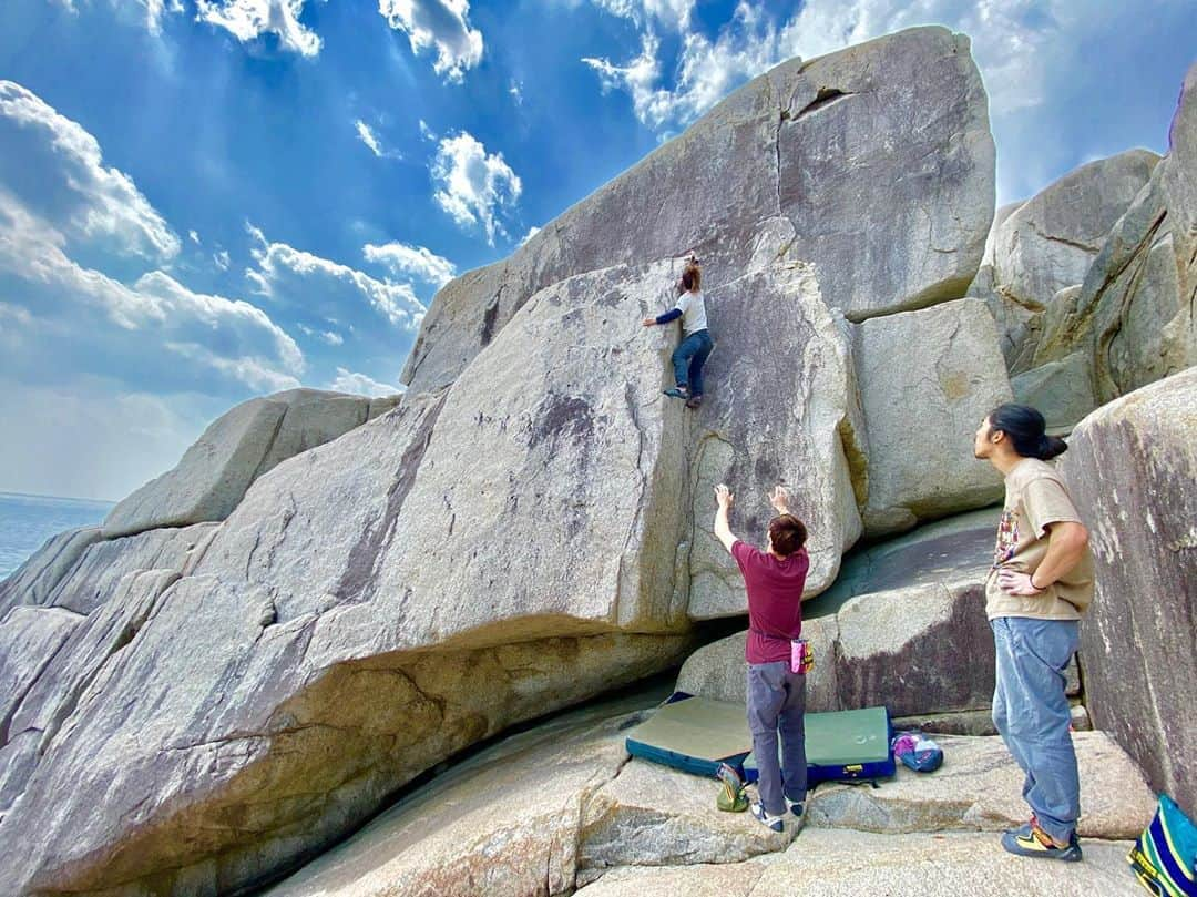 上岡絵理さんのインスタグラム写真 - (上岡絵理Instagram)「2020/3/15 （sun.）・ ・ 鹿児島 岸良🌲 強風で身体がもってかれたり。 海の水しぶき浴びたり。 大雨降ったり。 自然の力を感じました。 無事に帰ってこれたー(*´-`)・ ・ @addfriction_startup  @addfriction  #climbing #bouldering #outdoor #クライミング #ボルダリング #アウトドア #みんな無事生還 #10キロで肩死んだ」3月16日 9時46分 - eri_matsumoto.k