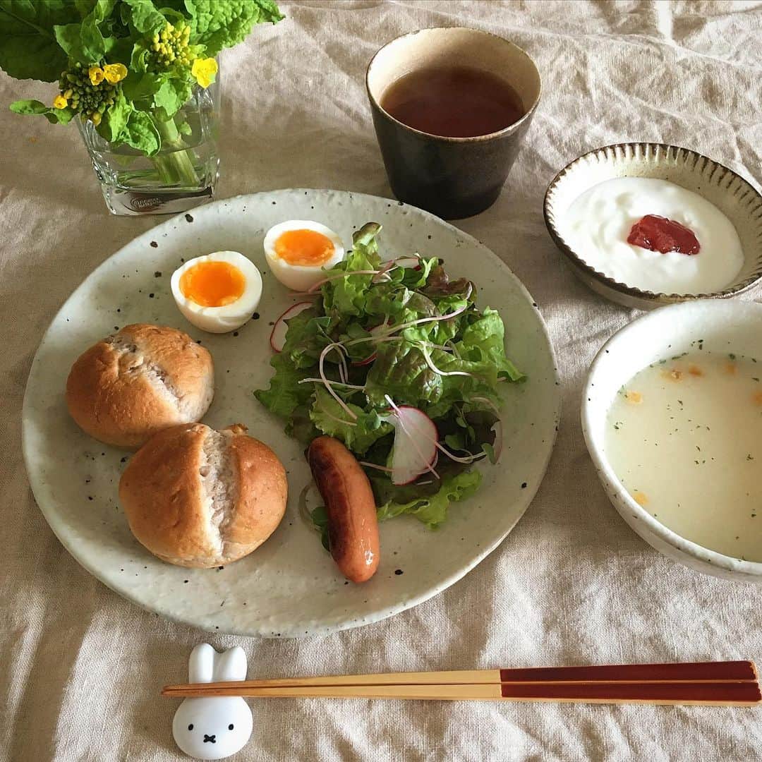 ecruのインスタグラム：「2020/03/16 (mon) 寒の戻り。 朝起きたら、六甲の山の上は雪でした❄️ 晴れてきたと思ったらまた曇ってきて、強風に乗って雪が降ってきたり…。 今日は一日、そんなお天気なのかな。 ・ 冷蔵庫にあるものとカップスープで朝ごはん。 今週も、もりもり食べて、外からも中からも暖かくして過ごします☕️ ・ #gon_food #朝ごはん  #food #foodpic #foodphoto  #朝食 #instafood #instagood #yummy #love #japan #japanesefood  #thankyou #onthetable #日々 #暮らし #パン lunch  #うつわ #セブンイレブン  #ミッフィー」