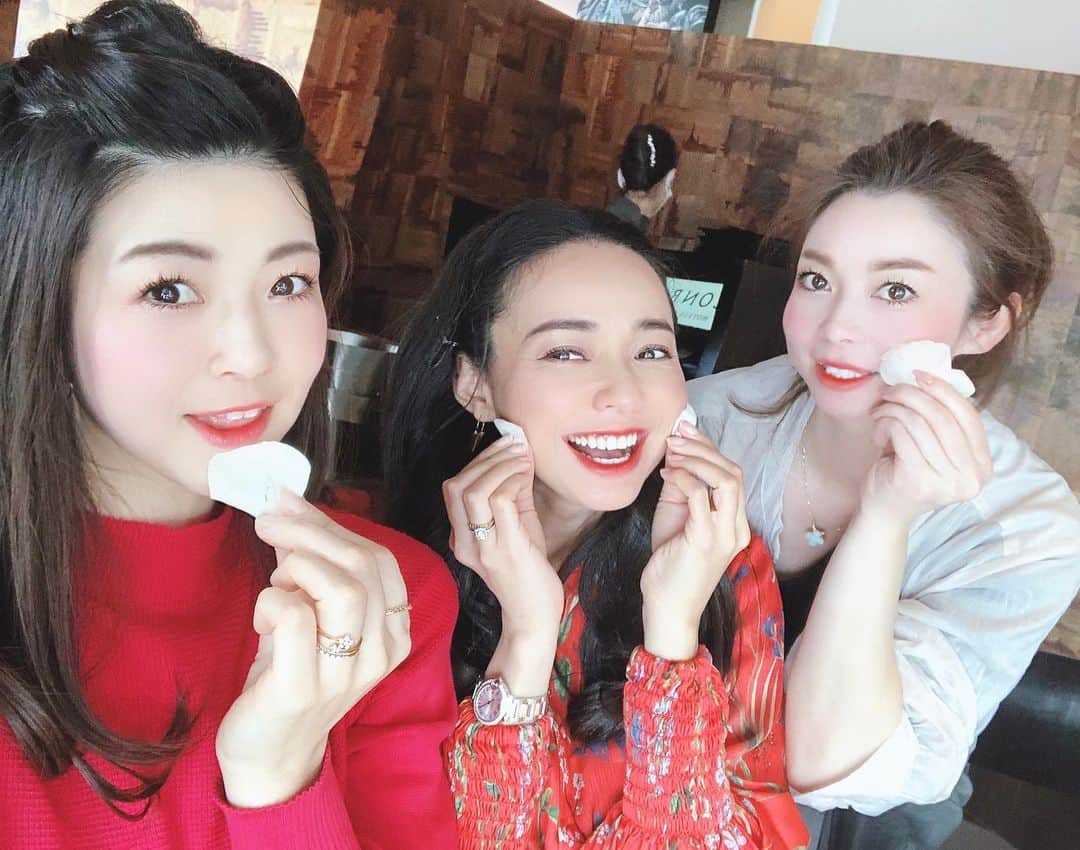 のインスタグラム：「大学時代からの大好きなあかね❤️せいこ❤️に誕生日をお祝いしてもらいました‼️楽しすぎていつのまにか、時間たち日が長くなったことに気がついた😊夕方5時半すぎてもまだ外が明るいことにびっくり‼️早く暖かくなって世の中の不安が全て解消出来ますように🤗友達といたら、HAPPYになる❤️ #thankyou #bff #longtimefriends #love #peace #birthday #good #goodvibesonly #gorgeous」