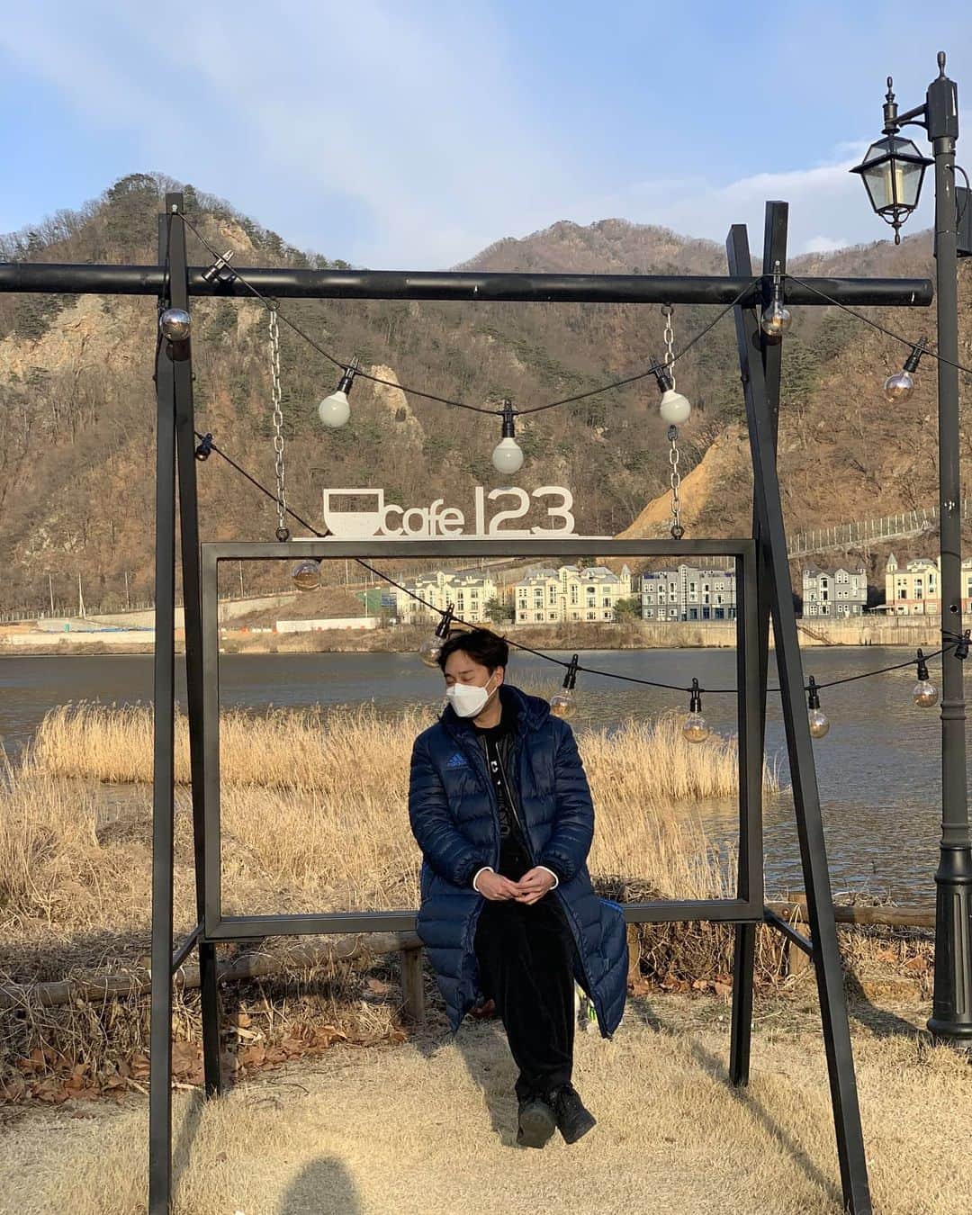 ホ・ジョンミンのインスタグラム：「놀러왔어요 죽으러 온거 아니예요 마스크 써서 슬퍼보이는거예요 겁나 크게 웃고 있어요」