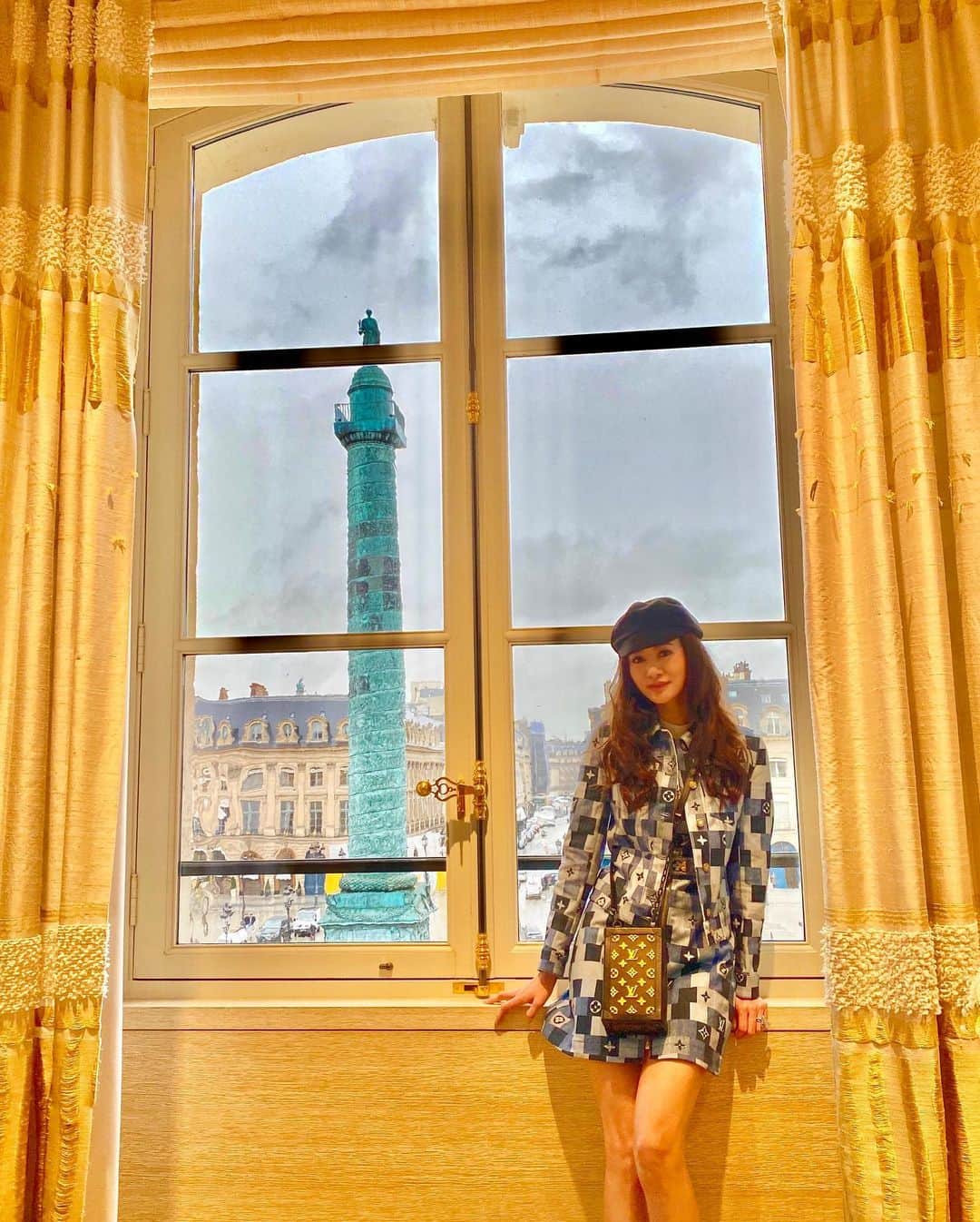 平山美春さんのインスタグラム写真 - (平山美春Instagram)「Louis Vuitton Vendôme店にある秘密のお部屋へ🤫✨ 基本的にセレブリティやドレスをオーダーする方しか入れない特別なお部屋で、窓からは綺麗にヴァンドーム広場が✨👀 ヴァンドームにある建物にいくつか入った事があるけど、ここほど綺麗に見える場所はなかったので驚き😳 . パリのヴァンドーム広場に店舗を構えられるのは特別な事なので(基本的にはジュエリーの店舗ばかり)、ここの店舗もジュエリー中心に普段見られないような特別なものもたくさん置いてありました✨💎 . 小さいヴァンドーム広場の写真で構成された大きいヴァンドーム広場のアートがとっても面白かった✨☺️ . #louisvuitton #vuitton #vendome  #secretroom #paris #parisfrance  #fashion #fashiongram #instafashion  #fashionnova #pfw  #trip #travel #instatravel #travelgram  #traveltheworld #travelphotography  #luxury #luxurylifestyle  #パリ #ルイヴィトン  #パリ旅行 #フランス #フランス旅行  #ファッション」3月16日 10時29分 - miharuhirayama