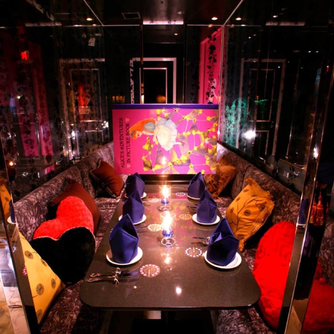 のインスタグラム：「こんにちは、絵本の国のアリスです。 ブログ更新しました！ 「オシャレ空間で気分は主人公！｜絵本の国のアリス」 是非ご来店をお待ちしております。 ▼詳しくはこちら▼ https://alice-ehonnokuni.com/blog/3752  電話番号：050-7301-5433  #絵本の国のアリス #女子会 #新宿 #お茶会 #アリス #パーティー #ワイン #チーズ #カクテル #カフェ#デザート #チーズフォンデュ#オシャレ #ディナ」