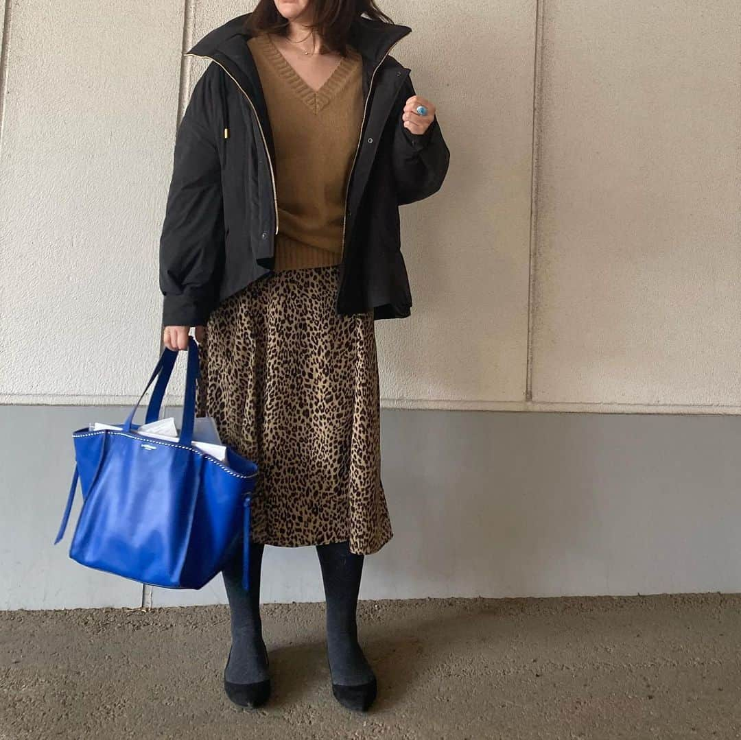 kawakami momokoさんのインスタグラム写真 - (kawakami momokoInstagram)「いつかの寒かった日 コート　@the_reracs #thereracs #リラクス  今季 ニット　@deuxiemeclasse #deuxiemeclasse #ドゥーズィエムクラス  今季 セールで買ったけど太って見えて失敗 スカート　@bonjoursagan #bonjoursagan  今季 バッグ　@jandmdavidson #jandmdavidson  靴　@baldanshoes #baldan #バルダン  いつもバッグからなんか出てる」3月16日 10時50分 - momoko.kawakami.29