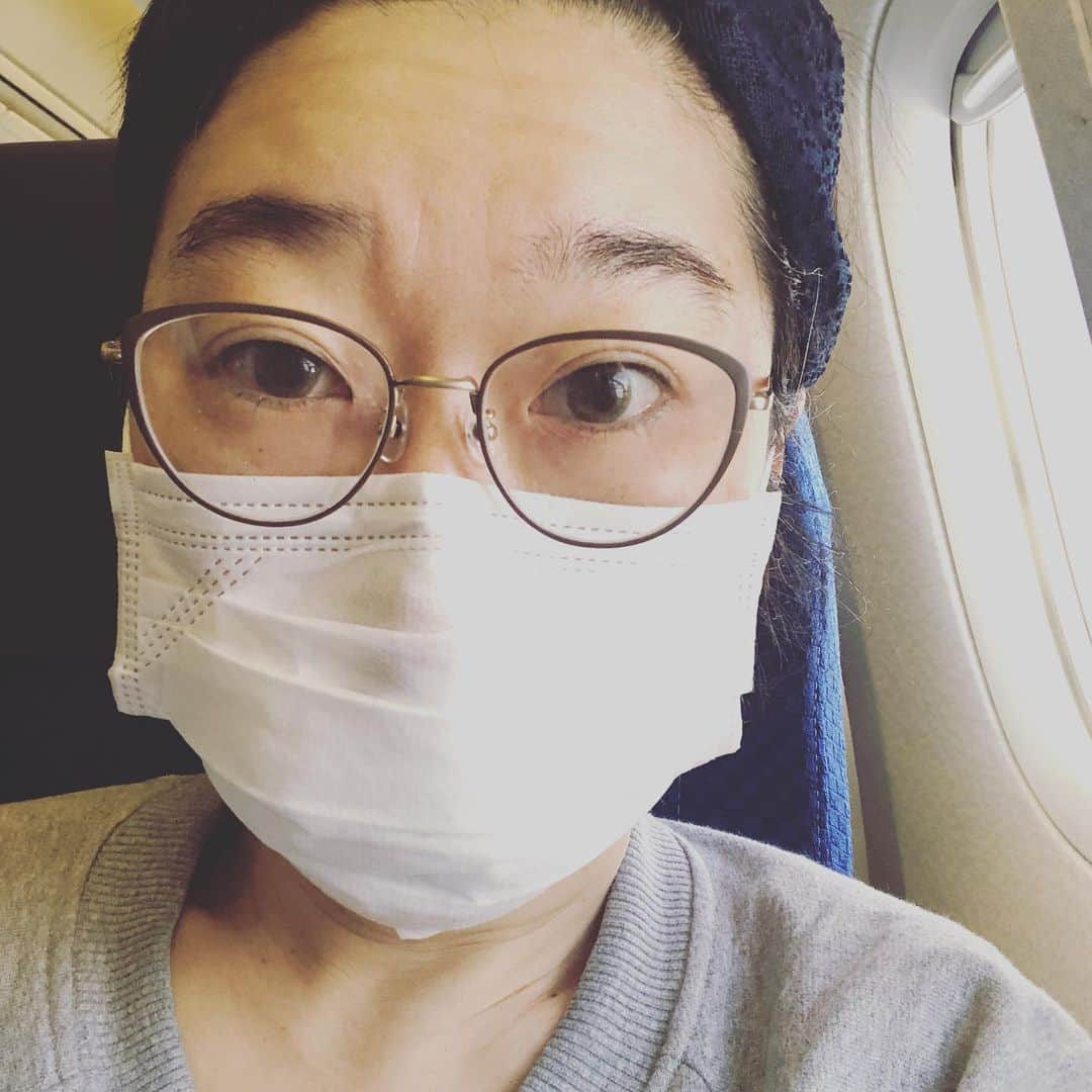 大宮エリーさんのインスタグラム写真 - (大宮エリーInstagram)「大阪向かってま〜す 飛行機もなんか 緊張感あるなあ  14時から MBS、ちちんぷいぷいだよう 映る方はぜひ！  飛行機は空いてる、が、 新幹線ほどじゃない。  しかし、 シワすごいなあ @moeka_nozaki  ちゃんに教えてもらった 保湿やろう 明日からやろう」3月16日 10時56分 - ellie_omiya