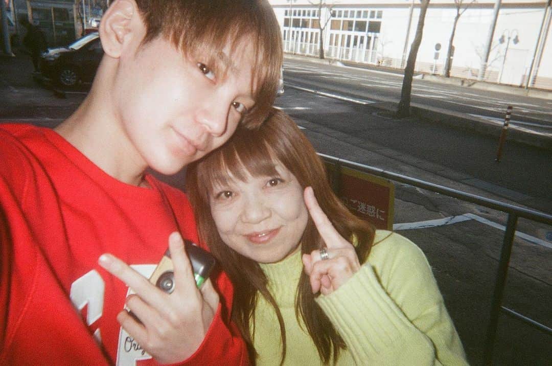 高田健太（KENTA）のインスタグラム：「안녕하세요. 켄타입니다. 지난 3월9일에 저희 엄마가 하늘에 가셨습니다. 많은 분들이 저와 함께 기도해주셔서 엄마가 좋아하셨을 것 같아요. 그리고 팬분들 관계자분들 저를 위로 해주시고 걱정을 많이 해주셔서 진심으로 감사합니다. 저희 엄마는 항상 응원해주시는 팬분들께 감사하고 있었습니다. 그래서 팬분들이 기도 해주신것을 엄마도 기뻐 하고 있을 것 같습니다. 앞으로도 하늘에서 보고 계시는 엄마 를 위해 응원해주시는 여러분을 위해 최선을 다 하는 켄타가 될테니 많이 응원해주시면 감사하겠습니다. 마지막으로 함께 기도해주시고 마음써주시고 저를 응원해주신 모든 분께 다시 한번 감사드립니다.  こんにちは、JBJ95の髙田健太です。 先日3月9日に母が天国へ旅出ちました。生前、母は僕たちを応援してくれるファンの皆様にいつも感謝していました。そんなファンの皆様、生前お世話になった方々のおかげで、母を無事に見送ることが出来ました。母も喜んでいる事と思います。母に代わり感謝致します。  また、僕や家族を気にかけ、あたたかな言葉をかけて頂いた皆様。本当にありがとうございます。母は天国に旅立ちましたが、僕は今、もっと近くに母を感じています。  これからも、いつも応援してくれている皆様、関係者の皆様に感謝し、また皆様の前に立てるよう頑張りますので、もう少し待っていただけたらと思います。  最後に、母に沢山の愛を送って頂き本当にありがとうございます。」