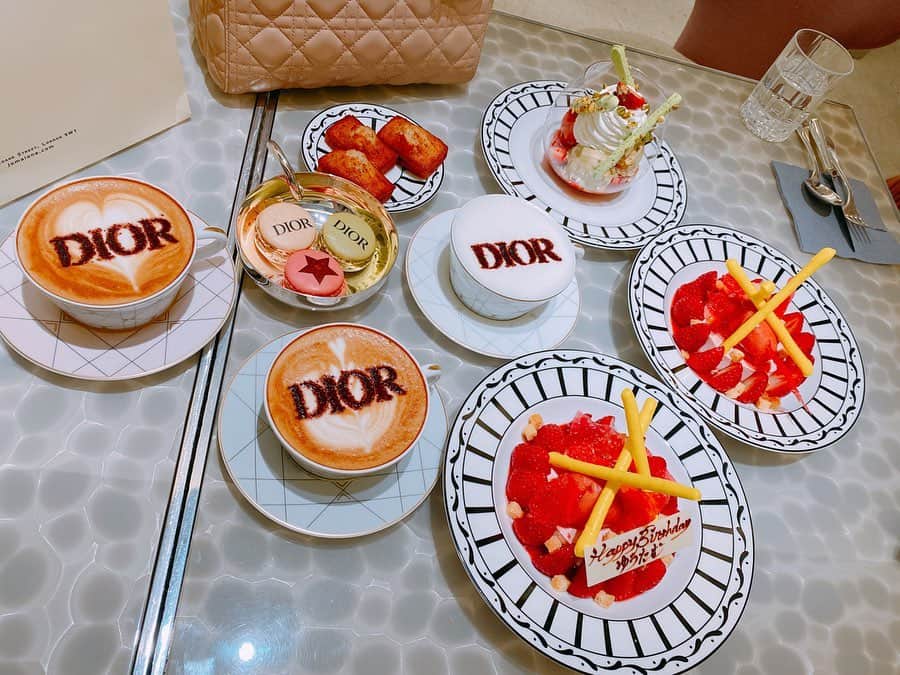 橘沙奈さんのインスタグラム写真 - (橘沙奈Instagram)「* 楽しみにしてたDior Cafeでの女子会☕.*･ﾟ Diorカフェラテもケーキも可愛すぎるっ🥺💕 * ゆりちゃんと、 ゆうたむのお誕生日のお祝いもしたよ(*^○^*)🎉 ゆうたむおめでとう🥰！ 素敵な1年になりますようにっ✨ * * * #happybirthday #diorcafe #ginzasix #sweets #ディオールカフェ #女子会 #銀座カフェ」3月16日 11時10分 - an.an.0706