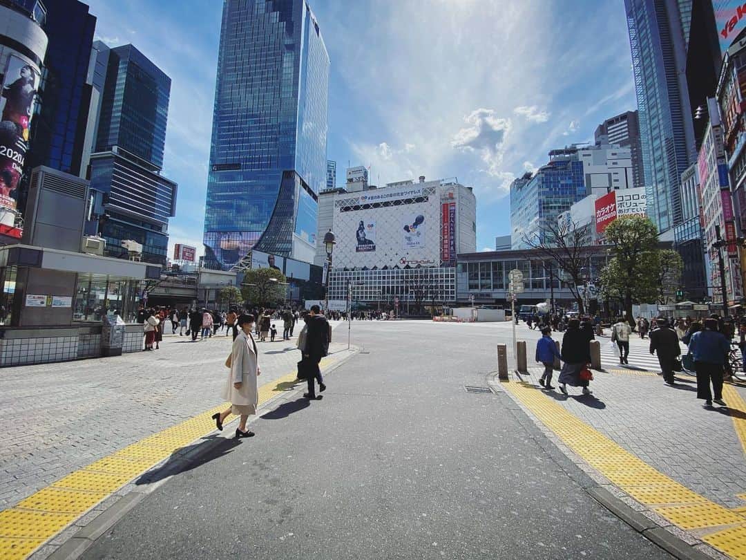 石川龍のインスタグラム：「平日月曜日11時過ぎの渋谷。 随分閑散としています、やっぱり。 ちょっと寂しい気もするけど、ひとりひとりがこうやって努力して耐えている。少しづつでも良い方向に向かいますように。 #渋谷 #shibuya」