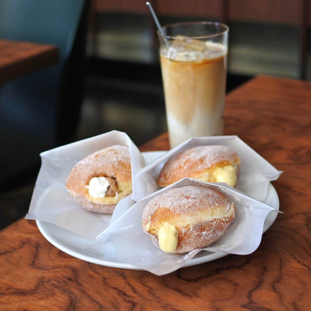 RETRIP<リトリップ>グルメのインスタグラム：「【RETRIP×東京】 こちらは東京・代官山にある「Megan bar&patisserie（ミーガン バー&パティスリー」です。こちらでは注文を受けてからクリームを入れてくれるドーナツがいただけます🍩ふわふわのドーナツとクリームの相性は抜群！ . RETRIPでは「おでかけ」に関する様々な情報を発信しています。ぜひ他のアカウントもチェックしてください！ @retrip_nagoya_ 名古屋の話題のカフェを紹介 @retrip_osaka_ 大阪のおでかけグルメスポットを紹介 @retrip_kyoto_ 京都のおでかけスポットを紹介 @retrip_fukuoka_ 福岡のおでかけグルメスポットを紹介 @retrip_hokkaido_ 北海道のおでかけスポットを紹介 @retrip_korea_ 韓国の話題のカフェを紹介 @retrip_news 最新のおでかけ情報を紹介 @retrip_nippon 日本の絶景を紹介 @retrip_global 海外の絶景を紹介 @retrip_gourmet 全国の話題のスイーツを紹介 @retrip_dinner 全国の話題のごはんを紹介 @retrip_cafe 全国のおしゃれなカフェを紹介 . ▼RETRIP[リトリップ]のアプリは AppStore、GooglePlay「リトリップ」で検索！ プロフィールのURLからもダウンロードできます。 . photo by  @renybboh .  #retrip #retrip_rh #retrip_gourmet #retrip_sweets #RETRIP #Meganbarandpatisserie#ミーガンバーアンドパティスリー #ドーナツ #スイーツ #ビーガン #代官山 #代官山カフェ #渋谷 #渋谷カフェ #東京 #東京カフェ #東京カフェ巡り #カフェ好きな人と繋がりたい #スイーツ好き #スイーツ好きな人と繋がりたい #スイーツ好きな人とつながりたい #グルメ好きな人と繋がりたい #グルメ好き #グルメ好きと繋がりたい #スイーツ部 #カフェ部」
