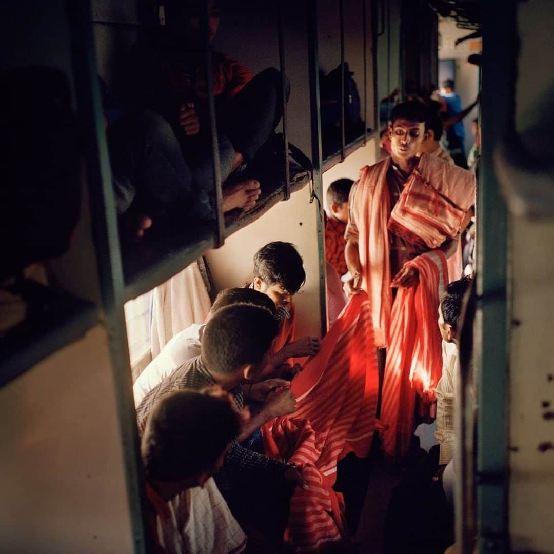 ナショナルジオグラフィックさんのインスタグラム写真 - (ナショナルジオグラフィックInstagram)「Photo by @sarahyltonphoto | I made this photograph a few years ago, and it is still one that I can get lost in. It reminds me of the poetic journey of trains, where time slows, and the passing landscape asks us to remain present. I cherish this trip on India's longest train ride, the Vivek Express, which takes five days to get from Assam to Kanyakumari.  #railway #india #traintravel #indiabyrail」3月16日 11時34分 - natgeo