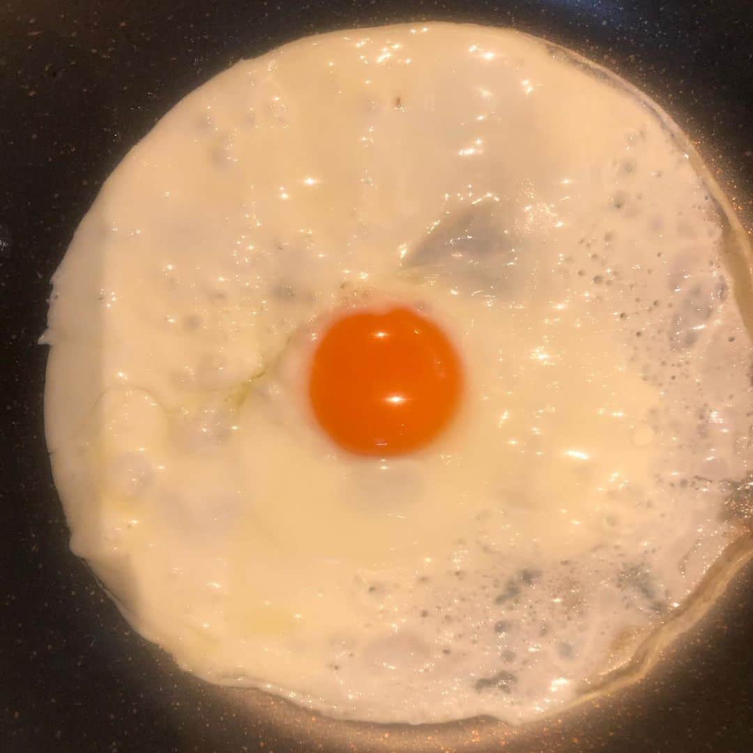 福島和可菜さんのインスタグラム写真 - (福島和可菜Instagram)「突然ですが皆様、🥚卵🥚は、 黄身（卵黄）と白身（卵白）はどちらが好きですか❓🍳 ↑ どんな質問や😂（笑）  今は、両方のハーモニーが好き…と、 大人な意見を言えるのですが、（笑）昔はもうとにかく白身が大好きで、目玉焼きと茹で卵は、 白身だけ食べたいって思っておりました😆  逆に、母は黄身だけ食べたい派だったから、黄身と白身を交換していたほど✋（笑）  もちろん黄身も大好きで、焼き過ぎたり茹で過ぎたりしてしまった時の黄身ではなく、半熟のとろける様な黄身はもう格別だと思っています🏅  白身多めの目玉焼きを食べるのが昔からの夢だったので、今さらではありますが、1つ夢を叶えてみました😎  名付けて… ✨🍳夢の目玉焼き🍳✨ ↑ どんなんやー🤣（笑）  普段はあまりお料理の写真とかは載せない私ですが、今日は渾身のお料理を載せてみたいと思います😎  どんっ‼️‼️‼️ #夢の目玉焼き #フライパンいっぱいに広がる卵白 #白身多め #卵黄は他のお料理に使いました #見たか #私の #女子力 #ある意味 #映え写真 #トマト #とか #サラダ #添えたりして #色合いとかもう少し考えろよ #独身女子 #満喫中 #特技 #料理 #独身男性の食卓か #今度はちゃんとしたのも載せますね #作れない訳ではないのよ #笑 #egg #卵 #🥚 #🍳 #😋 #🤤 #😂」3月16日 11時40分 - fukushimawakana