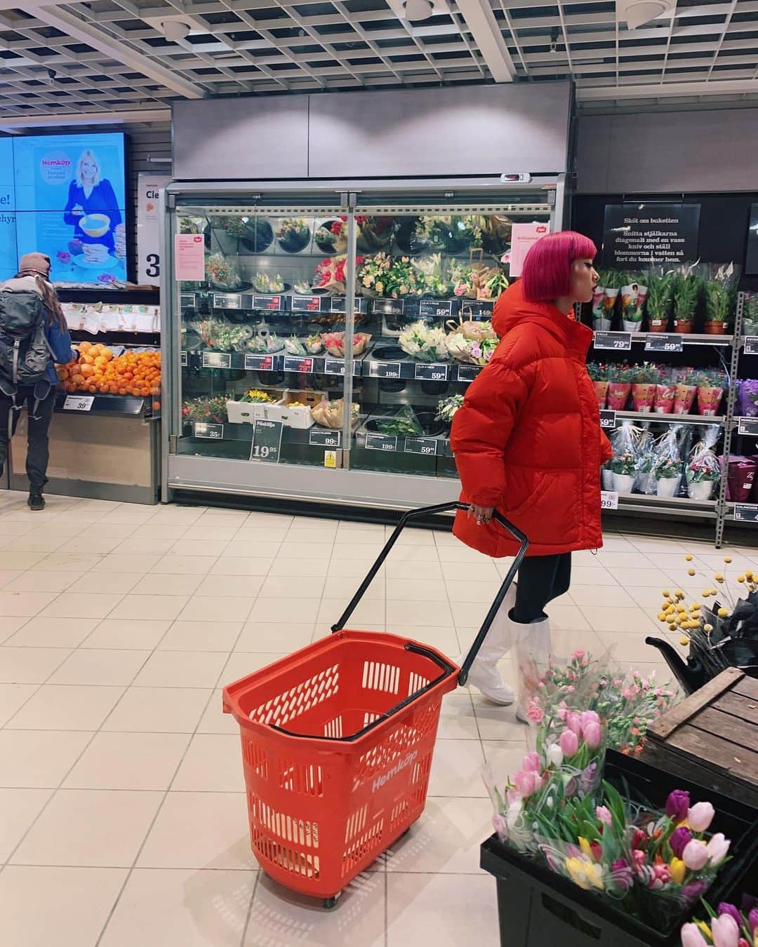 AMIさんのインスタグラム写真 - (AMIInstagram)「Swedenのスーパーで👭 Ayaちゃんとカートシリーズ🛒  #amiayatrip #海外のスーパー好き #帰国しました🇯🇵」3月16日 22時36分 - amixxamiaya