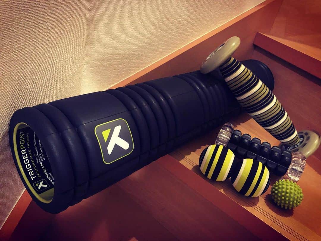 SHINPEIのインスタグラム：「TRIGGERPOINT﻿ ﻿ The GRID Foam Roller 2﻿ ﻿ NANO Foot Roller-X﻿ ﻿ MOBIPOINT﻿ ﻿ MB2 Roller﻿ ﻿ Self Therapy Massage Roller﻿ ﻿ 曲作りは長いデスクワーク。﻿ ﻿ そんな日々で、筋膜リリースはめっちゃ大事になります！﻿ ﻿ #TRIGGERPOINT」