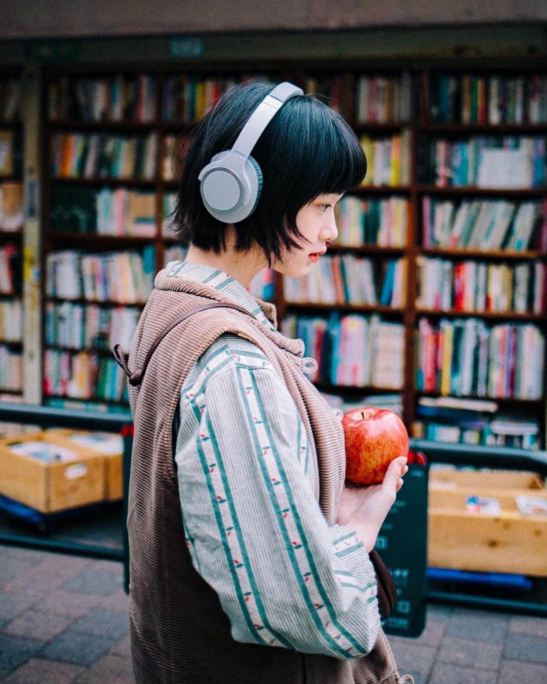 hiderin777のインスタグラム：「. . . . . ヘッドホン欲しい🍎 . . . . model @maru_nouchi  shot by @ringostar.desu . .」