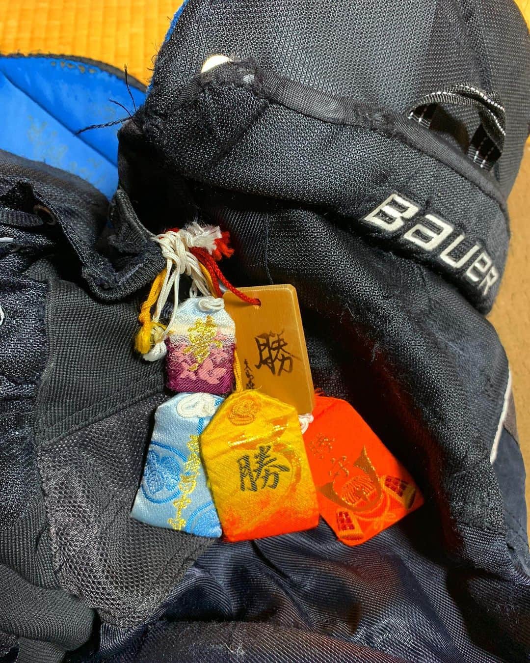 菊池沙都のインスタグラム：「お部屋の片付け中見つけた昔の防具。 . Bostonシーズン一年目の時。 お父さんお母さんおばちゃんが来てくれる一週間前、チームで上のセットから落とされて試合に出れず。 遥々日本から家族が来てくれる時に試合に出れなかったら笑えないから、持ってるお守り慌てて全部防具に付けて、心から神頼みした4年前。心から。本当に。 神様のおかげで試合に出れました。 家族にアメリカで、Bostonで、頑張ってる姿を見せることができて良かった。 #神様ありがとう #お守りは一つじゃないと神様同士が喧嘩するというけど神様が力を合わせてくれた。 これぞ#神頼み#お守り #Boston#icehockey#bauer  #感謝#いつも応援ありがとう #あゝもう4年も前か #今日も練習頑張ります」