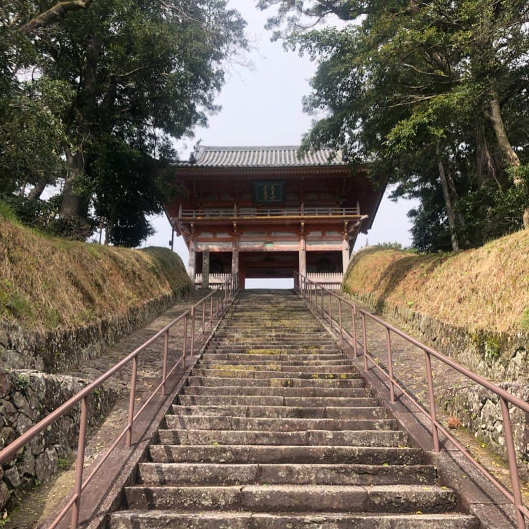 坂東新悟のインスタグラム：「道成寺にこそつきにけり〜  っという訳で、正解は『道成寺』でしたーー！👏 めちゃくちゃバレとる笑 皆さんあれだけの情報ですごいですねー 熊野という声も多かったですね 勿論迷いましたがあの周辺は行きたいところが多いのでまたゆっくり時間をかけられる機会に伺いたいと思います👍 ちなみに縁起堂内には錚々たる顔ぶれの先輩方の写真が沢山あってなんだか緊張しました😓 午前中は和歌山城を見てきましたよ🏯  #道成寺 #和歌山城 #道成寺に入ってお参りをし #絵巻の語りを聞かっしゃれー」