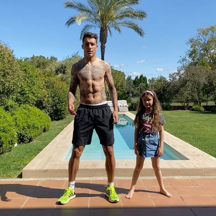 クリスティアン・テージョのインスタグラム：「Hoy os traigo un super video, Robocop y Robocop hija ajajaj😂😀 La arritmia es genética🙄🤪 Después de varios ensayos es lo mejor q ha salido🤦‍♂️🔥 #yomequedoencasa #betisencasa #challenge」