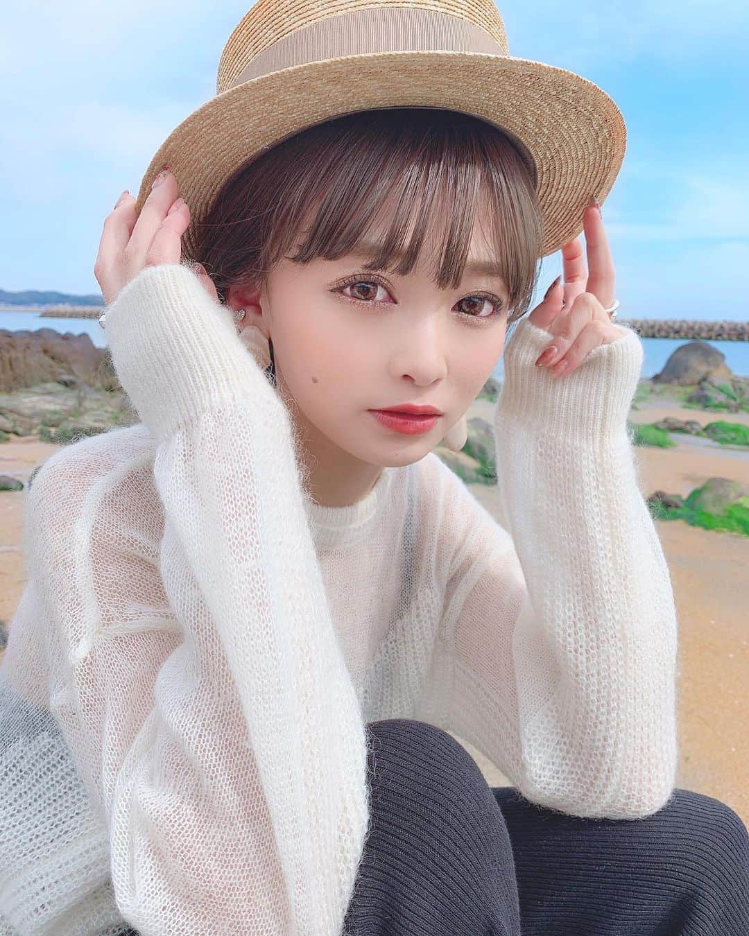 りなてぃさんのインスタグラム写真 - (りなてぃInstagram)「﻿ ﻿ ﻿ ﻿ 海ってほんとエネルギーチャージされる🌊﻿ ﻿ ﻿ 髪が伸びてきたから今日は久しぶりに﻿ 32mmのコテで巻いたんだけどね﻿ 同じように巻いても26mmで巻いた巻きとは﻿ またちょっと違っていいなぁ🤤と。💭﻿ ﻿ 26mmで巻いたときと32mmで巻いたときの﻿ 比較👐🏻みたいな動画を撮ろうと思ってる🎦←﻿ ﻿ どおかな？🤔💭﻿ コメントで意見くださいな🤤💓﻿ ﻿ ﻿ それにしてもこの長さのセルフアレンジは﻿ 非常に...むずい。😥﻿ ﻿ アレンジ上手「出来ても全体のバランス﻿ 気に入らないことも多い😭😭😭﻿ ﻿ もうちょっと研究がんばろ。💪🏻﻿ ﻿ ﻿ ﻿ #カラコン #メイク #メイクアップ﻿ #ヘアースタイル #ヘアーアレンジ ﻿ #ファッション #シースルー #ニット﻿ #カンカン帽 #snidel #Ameri #アメリ #Ca4la﻿ ﻿ ﻿ はぁ、髪色最高🙏🏻💓💓💓﻿ ﻿ ﻿ ﻿ ﻿」3月16日 21時22分 - rinatea_25