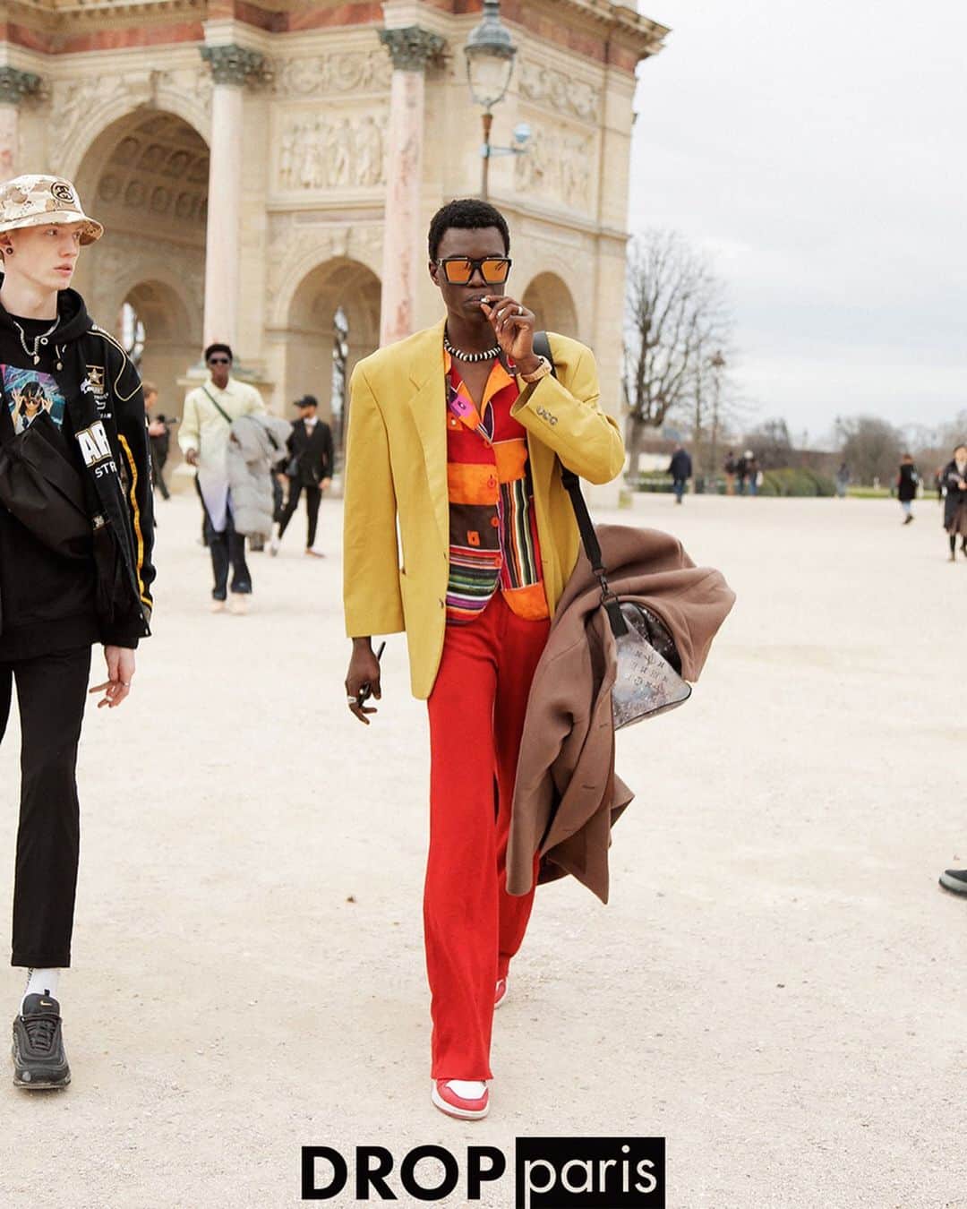 のインスタグラム：「PARIS STREET STYLES #🇫🇷@drop_paris #streetstyle#droptokyo#paris#france#streetscene#streetfashion#streetwear#streetculture#tokyofashion#japanfashion#fashion#parisfashionweek#パリ#parisstreetstyle#parisfashion#pfw#2020aw#ストリートファッション Photography: @kyoheihattori」