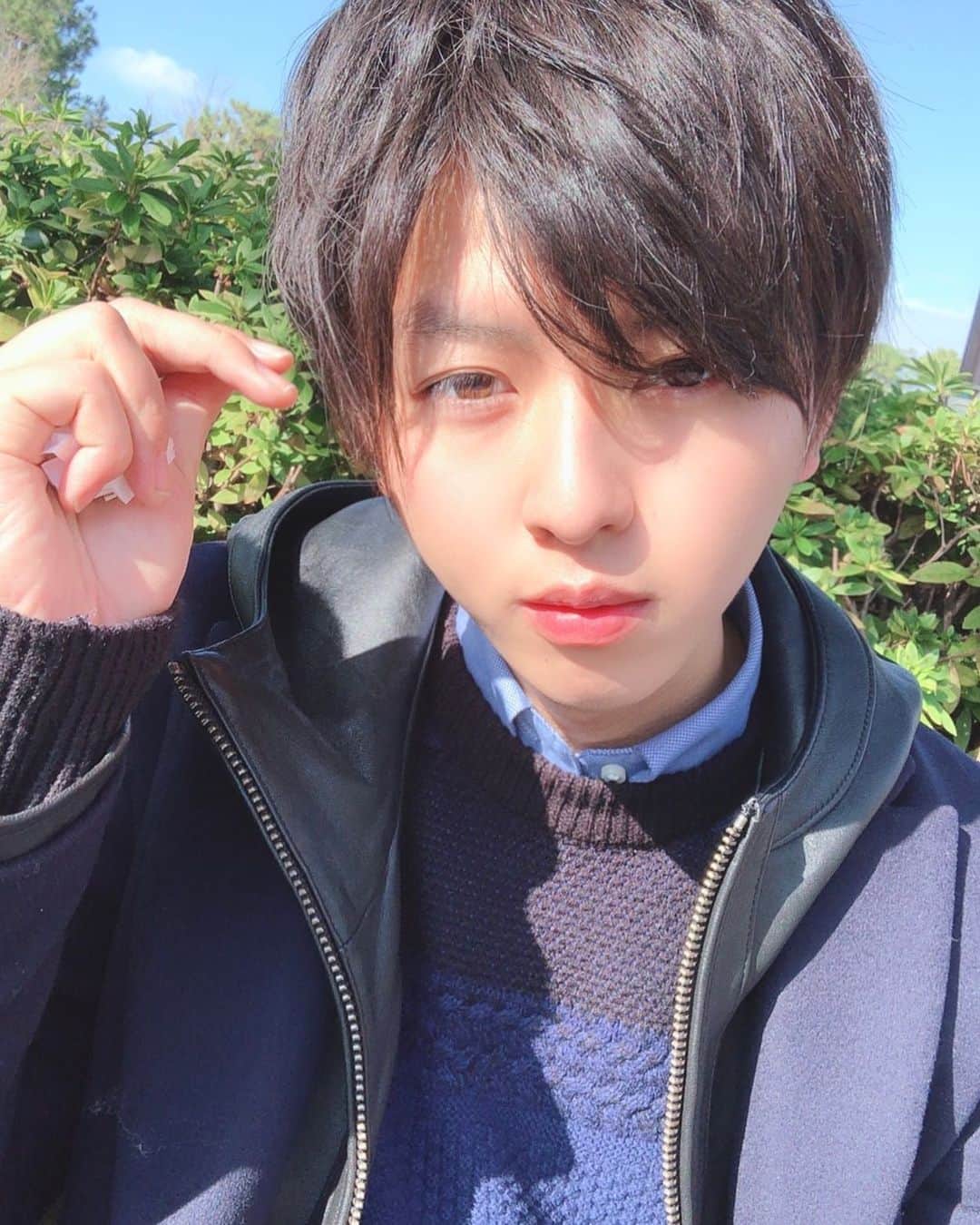 HIROKIのインスタグラム：「天気が良くてまぶしいね。 . . . 昨日のシーシャの投稿、 シーシャっていうフレーバー付きの水タバコを試してみましたがタバコが苦手な僕は案の定ダメでしたね😇 . むせててダサいってコメントを予想してたんですがみなさんが身体を心配してくださって優しいなって、嬉しかったです😂 . ちな、めちゃ元気です🤲 もうシーシャはいかない笑 . . お気に入りの革パーカー着てます。 みてあげて👑 . #なぜかゴミをもってる  #革パーカー  #眩しい #☀️ #眩しいdnaだけ  #ずっと真夜中でいいのに #聴いてます #いや関係ないがな  #japan #kyoto #kyotojapan  #portrait #portrait_ig  #qyoto #violin #hiroki」