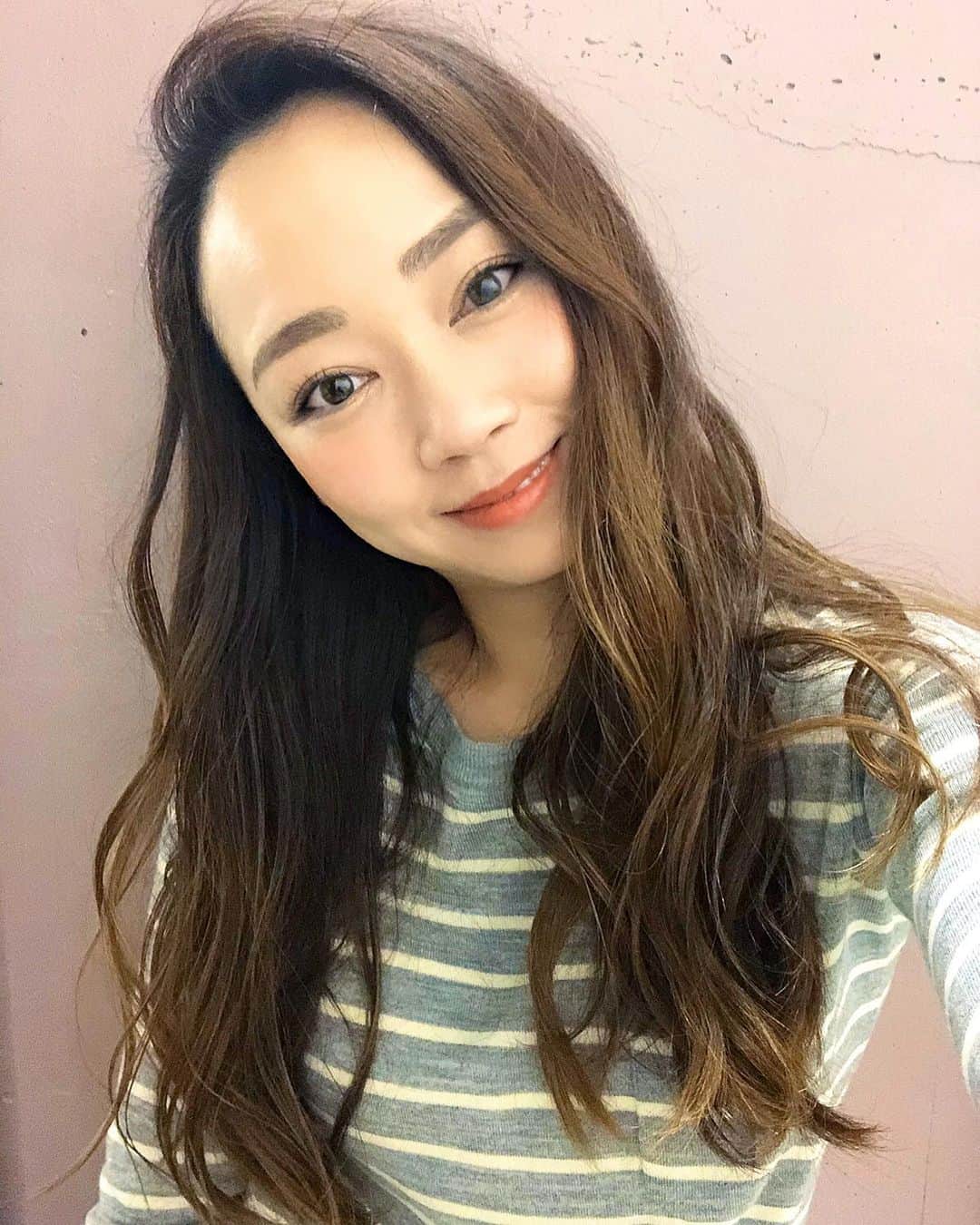 石田美奈子のインスタグラム：「𝐇𝐚𝐢𝐫 𝐬𝐭𝐲𝐥𝐞. . 髪を伸ばすと決めて、 やっとここまで伸びました☺︎✨ ずっと短かったので、久々に会う人みんなにびっくりされます♫ . カットもカラーももうずっと @pationn_official の石川さん @takeshi_ishikawa_ にお願いしています😊 . 石川さんカラーは長持ちするので、前回行ってからもう2ヶ月経つのですがまだいい感じ(⑅ˊᵕˋ⑅) . 暖かくなってきたので、春っぽいカラーにしたいような…🌸 . 💆🏻‍♀️ → #minako_beauty . #longhair #ヘアスタイル #ロングヘア」