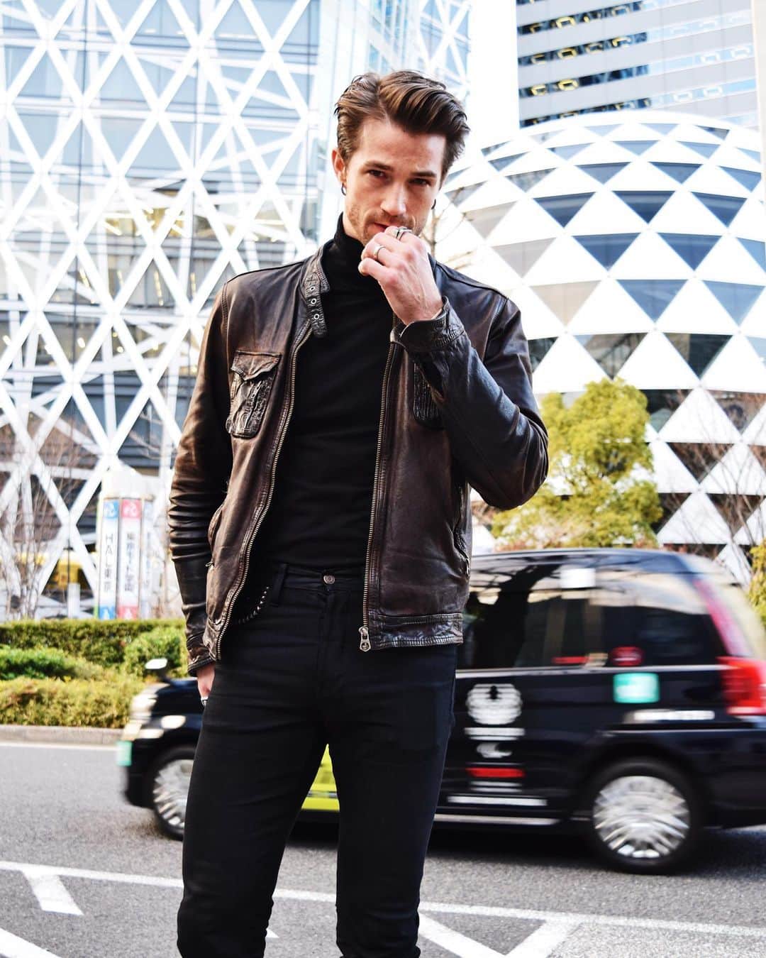 ジョサイア・ハーリーさんのインスタグラム写真 - (ジョサイア・ハーリーInstagram)「It feels like the whole world is holding its breath. Take care of yourselves. And maybe keep your hands off of yo face 🤦🏻‍♀️🤷🏼‍♂️#covid_19」3月16日 21時29分 - josiahhawley