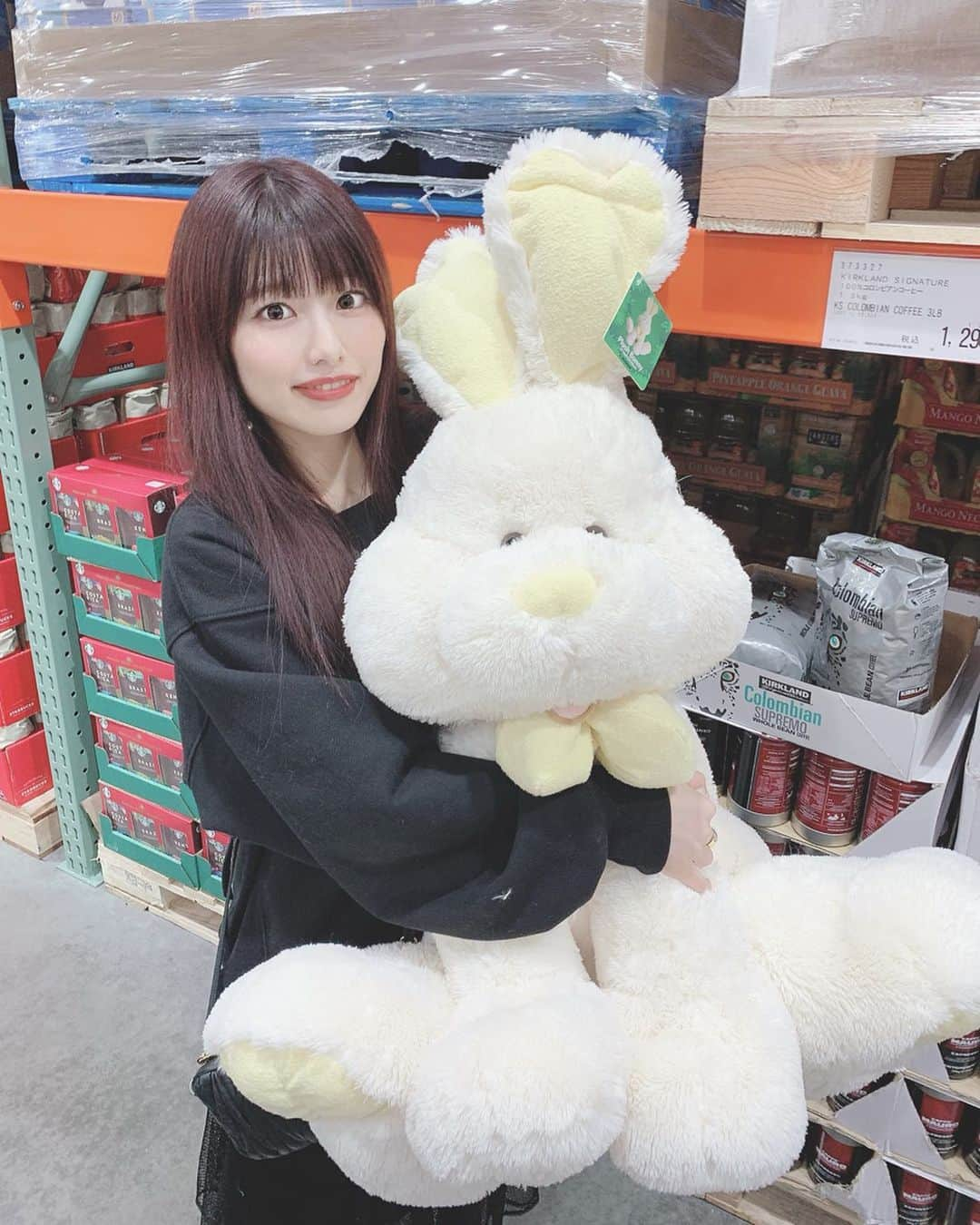 高橋みおさんのインスタグラム写真 - (高橋みおInstagram)「🐇 、 初めてのCostco⌖ 、 このウサギさん自立して座るんだよ〜可愛い 、 、 #costco #costcojapan #costcobear #コストコくま #コストコ購入品 #コストコ #コストコ大好き」3月16日 21時32分 - miochin052