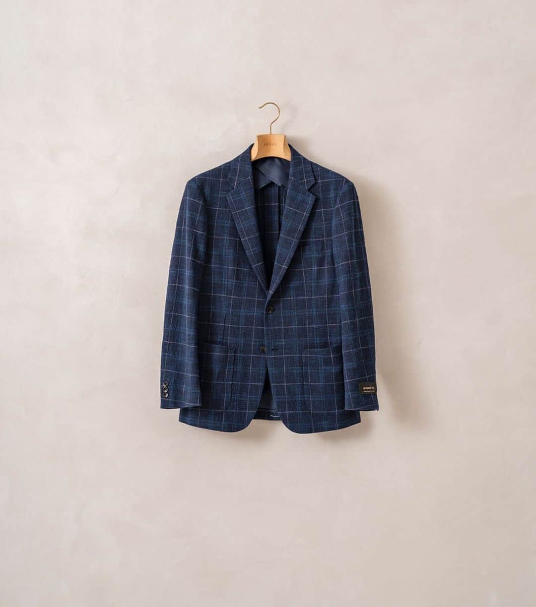 のインスタグラム：「【BONOTTO】﻿ 《MELANGE BOUCLE JACKET》﻿ ﻿ イタリアのテキスタイルメーカーBONOTTO社のファブリックを使用したジャケット。﻿ ﻿ クラシカルなチェック柄やウィンドウペン、ソリッドカラーの豊富なバリエーションが、スッキリとしたシルエットの絶妙なバランスが、スタイリングにアクセントを与えてくれるアイテムです。﻿ ﻿ ﻿ 《BONOTTO / ボノット》﻿ 1972年に創設され、ヴィチェンツァ州の北東イタリアのモルヴェーナにある、流行の先端を創造する生地メーカー。オリジナリティ溢れるアバンギャルドなテキスタイルが特徴で、多くのコレクションブランドから支持される自由な発想で独創的なデザインを生み出し続けている。﻿ ﻿ ﻿ ﻿ ﻿ ﻿ Jacket :【EDIFICE】¥35,000+tax﻿ No . 20010300200410 ﻿ ﻿ ﻿ ﻿ ﻿ ﻿ ﻿ ﻿ ﻿ ﻿ ﻿ ﻿ ﻿ ﻿ ﻿ ﻿ ﻿ #edifice #bonotto #mensjacket #jacketstyle #2020ss #mensfashion #mensstyle #menswear #checkjacket #spring2020ss #navyjacket #brownjacket #menwithclass #menwithstyle #mensclassic #mensclothing #mensclothes #dapper #dapperman #dapperstyle #エディフィス #ボノット #チェックジャケット」