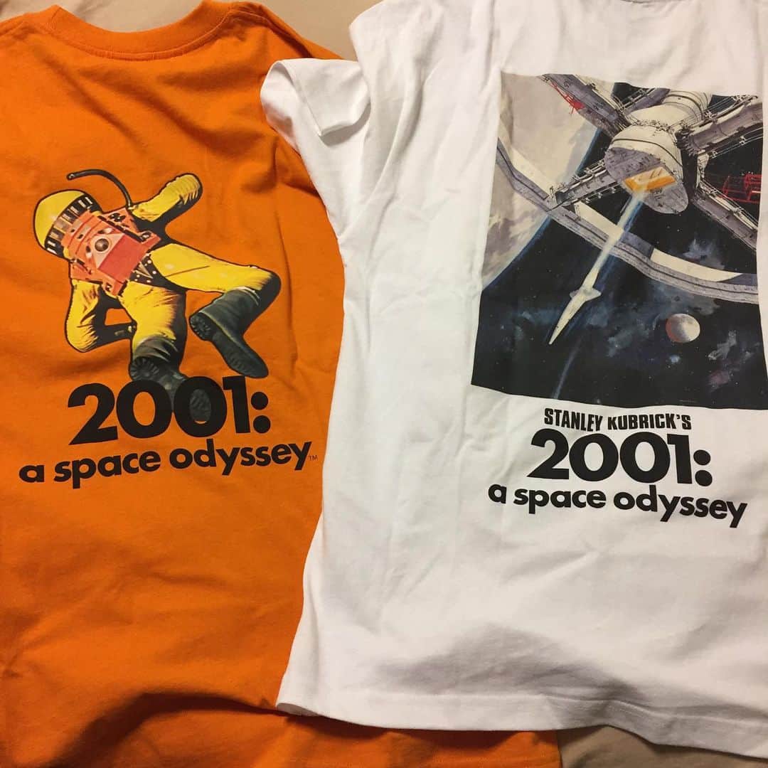 加藤賢崇さんのインスタグラム写真 - (加藤賢崇Instagram)「今日から発売になったguの Queen Tシャツ！ 朝から行って買ってきました！ 開店と同時に買って他のは男はぼくだけだったかな。ロック奥さんみたいな女子はけっこういました。4枚で3500円くらい。ライブ会場だと1枚の値段やね。  2001年宇宙の旅も安くなったから2枚かったよ。  #gu #queen  #2001aspaceodyssey」3月16日 21時35分 - kenso1978