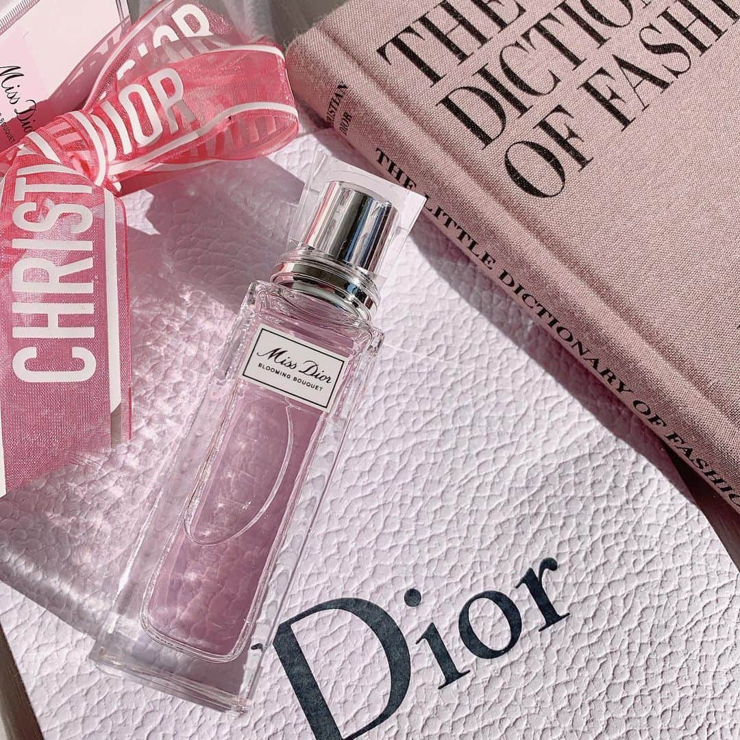 SHIHORINのインスタグラム：「♡﻿ ﻿ ﻿ White dayにもらったMiss Dior🌸﻿ 大好きな香り🥰﻿ ﻿ お手紙も用意してくれてたの嬉しかったなぁ🥺😭💕﻿ いつもありがとう💓﻿ ﻿ ﻿ #missdior #dior #diorparfums #perfume#bloomingbouquet  #whiteday #present #thankyou #ディオール #ミスディオール #ブルーミングブーケ #🌸🌸🌸」