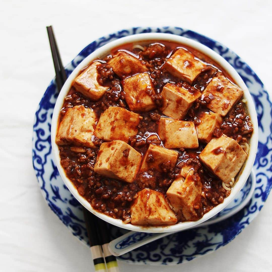 utoshさんのインスタグラム写真 - (utoshInstagram)「【子日記つき】Mabotofu Ramen！﻿ 昨日の #在宅楽飯 早速投稿してくれた人もいてくれて、ありがとうございます！﻿ 今日も今日とて在宅ワークが続いていると思います。料理アイデアにぜひ使ってみてくださいね！﻿ ﻿ 今日作ったこの「麻婆ラーメン」は楽飯って呼べるかな…﻿ ラーメンはインスタントなので簡単だけど、麻婆豆腐つくって、さらに合体させているからね。﻿ ちょっと手数か多いかな〜。でもおいしいので、ぜひ作ってみてほしい。前日に麻婆豆腐沢山作って、そのあまりで作ってもいいですしね！﻿ ﻿ ﻿ 【子日記】（#おうちおめかし）﻿ ﻿ 子の成長の早さが凄まじい。どんどん大きくなる。赤ちゃんは3ヶ月で出生時の倍近い体重になる。﻿ 新生児とよべる時期があっという間に過ぎて、どんどん体重も増えていく。子供用の服も3ヶ月用、6ヶ月用、9ヶ月用…﻿ どんどん上サイズがでてきて、新しい服になる。﻿ ﻿ 部屋着と外出着、2通りの服を用意して、楽しみにしていた親子での外出！ だったんですが、﻿ 今、コロナのせいでそれができない！！！﻿ ﻿ このまま、ほとんど着る事なく外出着がサイズアウトしていく、、﻿ 本当にどうにかならないかな〜と妻と言っていたら、﻿ 今、お花屋さんでは「おうち花見」というタグを作って、家でお花見をやろうキャンペーンをやっているそう。﻿ ﻿ これだ！と思って、早速子にも外に出かけないけど、外出着をきせてみました。気分だけでも外出しましょう。﻿ 子もいつもと違うと感じるかも。そんな気分で新しく #おうちおめかし というタグも作ってみました。﻿ ﻿ ぜひ、赤ちゃんのお父さんお母さん！コロナの影響で着る機会が少なくなってしまった服を子に着せて投稿しましょう笑﻿ ﻿ ※3枚目に子の写真のせてます。﻿ ﻿ ﻿ ﻿ ぜひ作ってみてくださいね。﻿ No local No food おいしく楽しく！﻿ ﻿ ﻿ #麻婆豆腐 #麻婆ラーメン #mabotofu #maboramen #ramen﻿ ﻿ #ellegourmet#lunch#brunch#breakfast#foodporn#instagramjapan#vsco#IGersJP#onthetable#ランチ#おうちカフェ#うちごはん#暮らし#フーディーテーブル#cooking#おうちごはん#朝ごはん#japanesebreakfast」3月16日 21時48分 - utosh