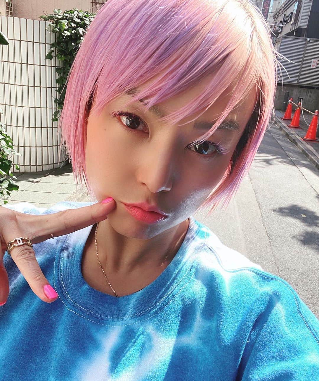 Nazukiのインスタグラム：「暖かくなったり寒くなったり🌸🥶 早く色んな意味で暖かく平和になってほしい😭✨✨✨😭 .  #japan #tokyo #myphoto #pinkhair #mama #mamalife #dancder #selfie #corona #peace #happylife」