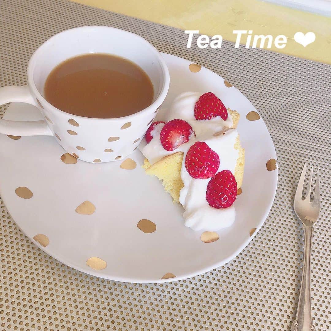 のインスタグラム：「🕊 ふわふわのシフォンケーキを作りました！ おまけの生クリームといちごとカフェオレ☕️🍓 . . 最近 コーヒーにミルク1個で 飲めるようになりました！大人かも☁️☁️ . ○○ティーとか ○○オレ が好きで、 熱々にあっためたのを少しずつ飲むのが好き⠒̫⃝⠒̫⃝⠒̫⃝ . . . #なづなカフェ #シフォンケーキ」
