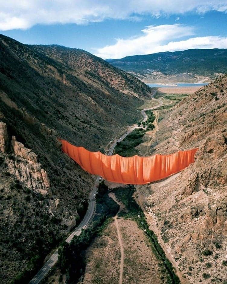 OFF-WHITE C/O VIRGIL ABLOHさんのインスタグラム写真 - (OFF-WHITE C/O VIRGIL ABLOHInstagram)「[premise image] the valley curtain colorado ~ created by christo & jeanne claude 1970-72 ~ via @steffan」3月16日 22時00分 - off____white