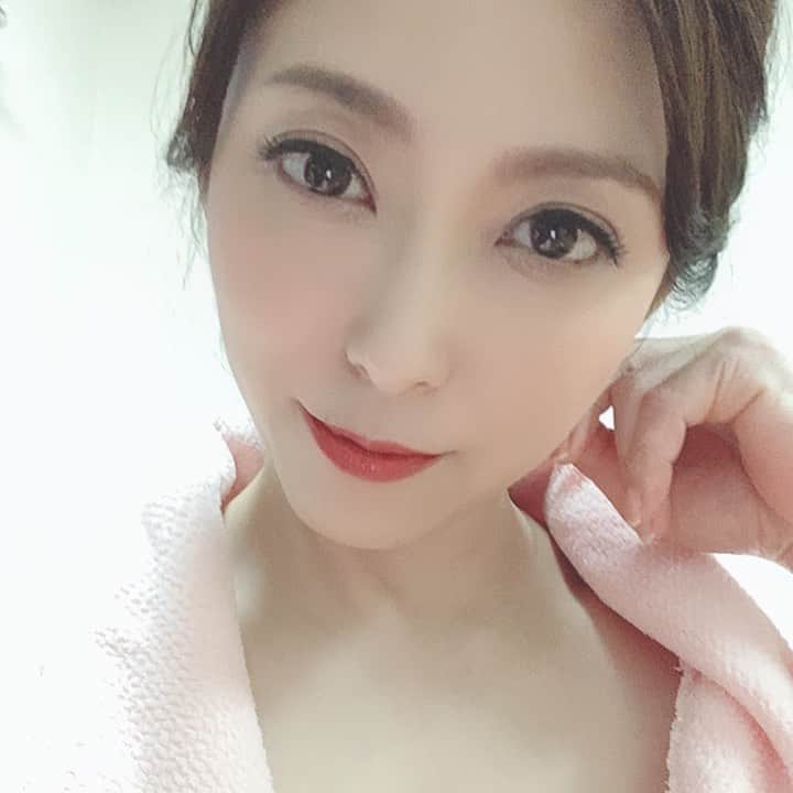 のインスタグラム：「ただいま〜！ 今日の撮影は早く終わりました！ でも、内容はめちゃくちゃ濃厚な作品です😱 お楽しみに❤️ 明日はまた全身筋肉痛確定💦 #shooting  #撮影 #熟女といえばマドンナ #熟女といえば白木優子」