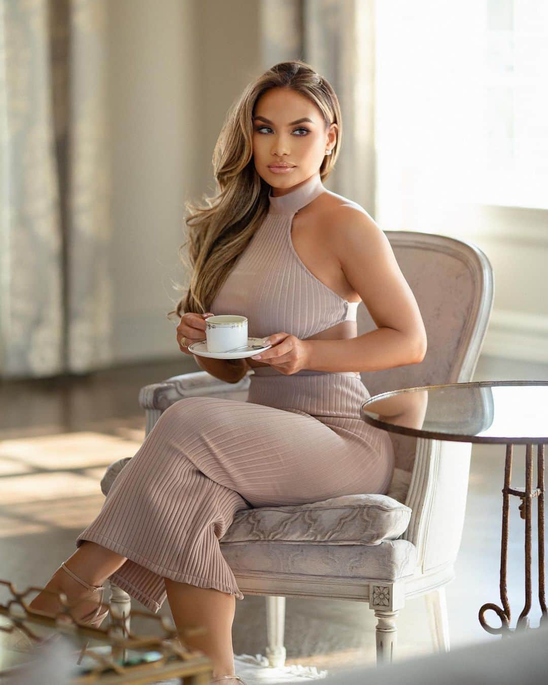 ダフネ・ジョイさんのインスタグラム写真 - (ダフネ・ジョイInstagram)「Honey ginger tea, pls @fashionnova fashionnovapartner 🍯」3月16日 22時16分 - daphnejoy