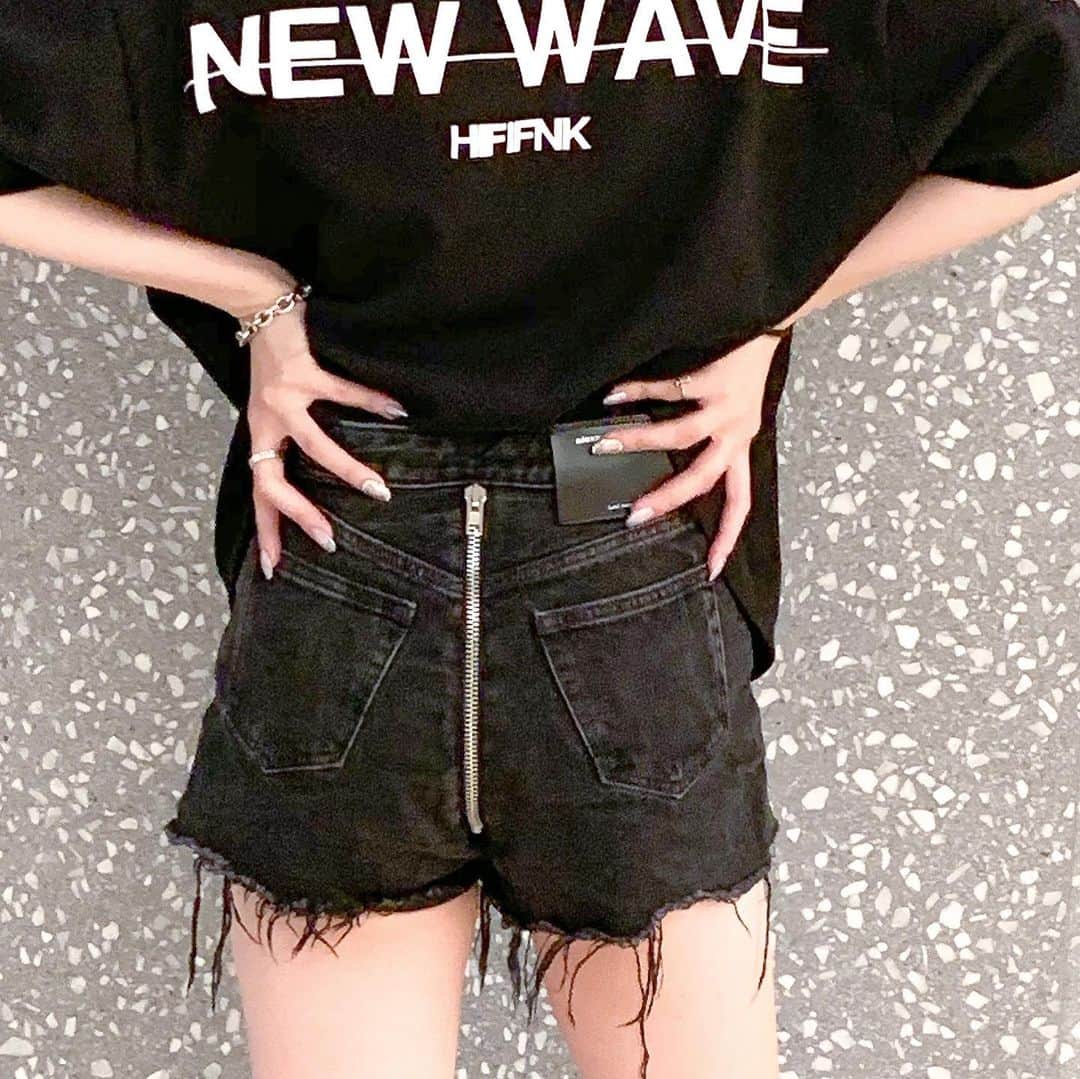 原涼香のインスタグラム：「この @hififnk_official のbigTも @alexanderwangny のジップパンツも お気に入りのお洋服です✌🏻🖤 ㅤㅤㅤㅤㅤㅤㅤㅤㅤㅤㅤㅤㅤ 早く韓国で買い物したいのになぁ😷😷 ㅤㅤㅤㅤㅤㅤㅤㅤㅤㅤㅤㅤㅤ」