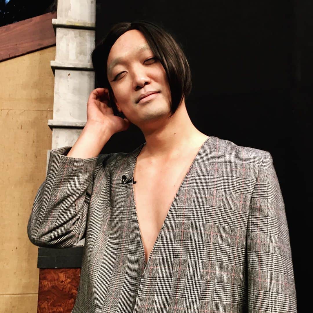日本テレビ「ウチのガヤがすみません！」のインスタグラム：「スタジオ全員が「誰⁉️」🤯🔥🧐☠️ #みなみかわ が扮する「ゲスト#及川光博 さんの共演者の“あの人”」とは…？？💄 . “あの人”に似ている角度を模索しましたが… ピンとくる1枚にたどり着けず…😭 視聴者の皆様‼️放送を見て、ご本人に似ている角度を見つけてください🙏💦 . 【3/17(火)23:59〜】みんなで探そう！みなみかわの絶妙アングル📺✊ . #ウチのガヤがすみません #ウチガヤ  #ガヤ芸人オフショット #芸人 #ものまね」