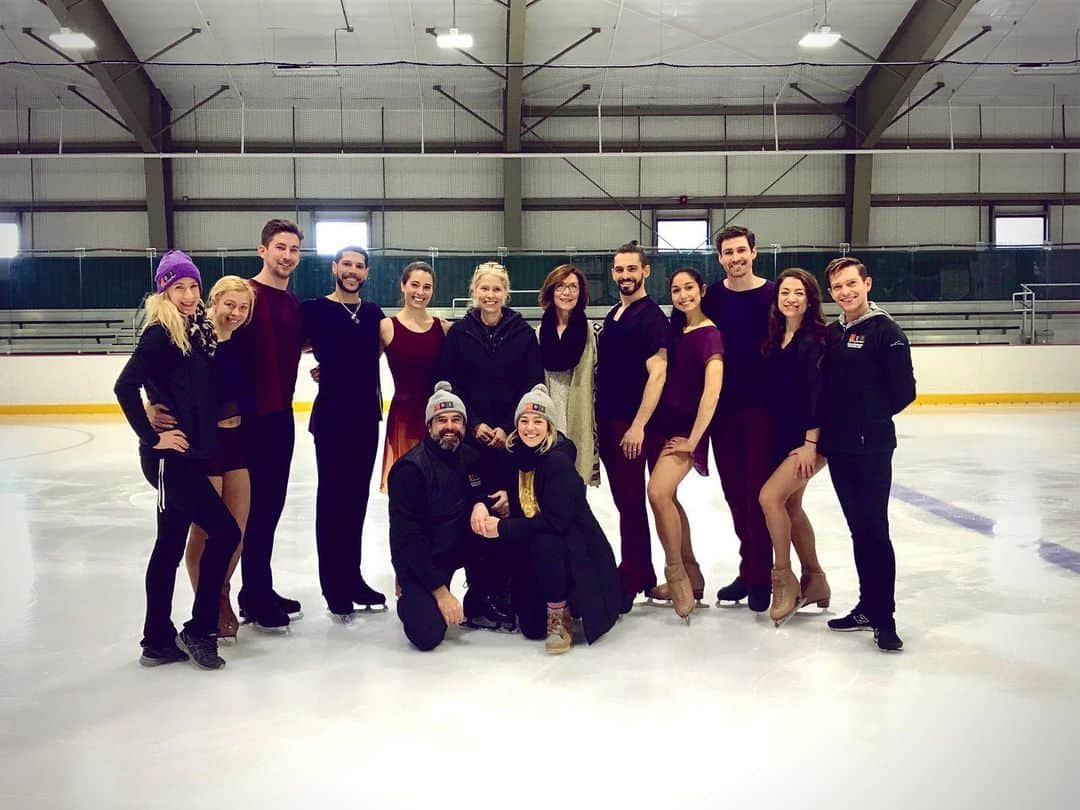 アリッサ・シズニーのインスタグラム：「So very grateful to these amazing people for a wonderful six weeks of tour. Saddened that the rest of our time together was cut short and heartbroken that we won’t be able to debut this beautiful new piece by Cindy Stuart. Special thanks to @strawberybankemuseum and @sprucepeakarts for hosting our residencies, to @alicia.designs for the gorgeous costumes, to @darlyconowick for making everything run so smoothly, and most of all, thanks to @dgwskate and @icedanceinternational for creating this tour and this beautiful opportunity to showcase skating’s artistry and emotions. We’ll be back together soon 💜」
