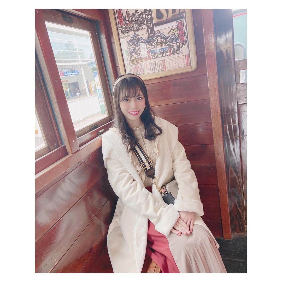 のインスタグラム：「初めて、#坊っちゃん列車　に乗ったよ〜☺️✨﻿ ﻿ この日の服は﻿ ﻿ #outer #cecilmcbee﻿ #tops #niceclaup﻿ #skirt #techichi﻿ #bag #marcjacobs﻿ ﻿ です〜😚﻿ ﻿ ﻿ ﻿ #船#旅行#瀬戸内海汽船#松山#愛媛#愛媛旅行#列車#カチューシャ#イヤリング#コーデ#ヘアアレンジ#巻き髪」