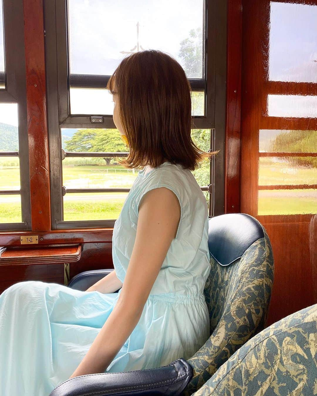 黒田真友香さんのインスタグラム写真 - (黒田真友香Instagram)「#キュランダ鉄道　で列車旅🚃💓 この日はケアンズでグレートバリアリーフのツアーに参加するはずが、雨予報で中止に😭急遽フォロワーさんにケアンズで雨のおすすめを聞き、  その中でキュランダ鉄道でキュランダ村へ行くプランがダントツ多かったので 前日に予約して行ってきました！！笑  私はせっかくなので、日本の新幹線で言ういわゆるグリーン車的な ゴールドクラスに乗ってみました😍  レトロな内装で可愛い〜🥺 ゴールドクラスは軽食がつく上にアルコールまで飲み放題。  美味しいお酒に素敵な景色。90分間があっという間でした🥺本当にステキな時間だった😭💓 キュランダ村についてからはランチしたりジェラート食べたり のんびり過ごしました☺️✨ 暑いから写真撮ってる間にすぐ溶けちゃった😭笑　溶けても美味しかった🍦  オーストラリアでの様子はハイライトにまとめたので、是非みてね💓  #旅まゆか　#旅まゆか_オーストラリア #キュランダ村　#ケアンズ　#女子一人旅　#ケアンズ旅行」3月16日 22時18分 - kurodamayukaxx