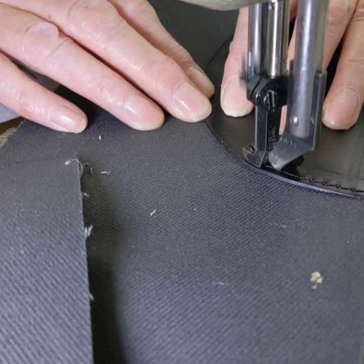 ジョンチャップマンのインスタグラム：「No automation here. We rely on the skill of our craftsmen and women to make sure our stitching is spot on. #madeinengland🇬🇧」