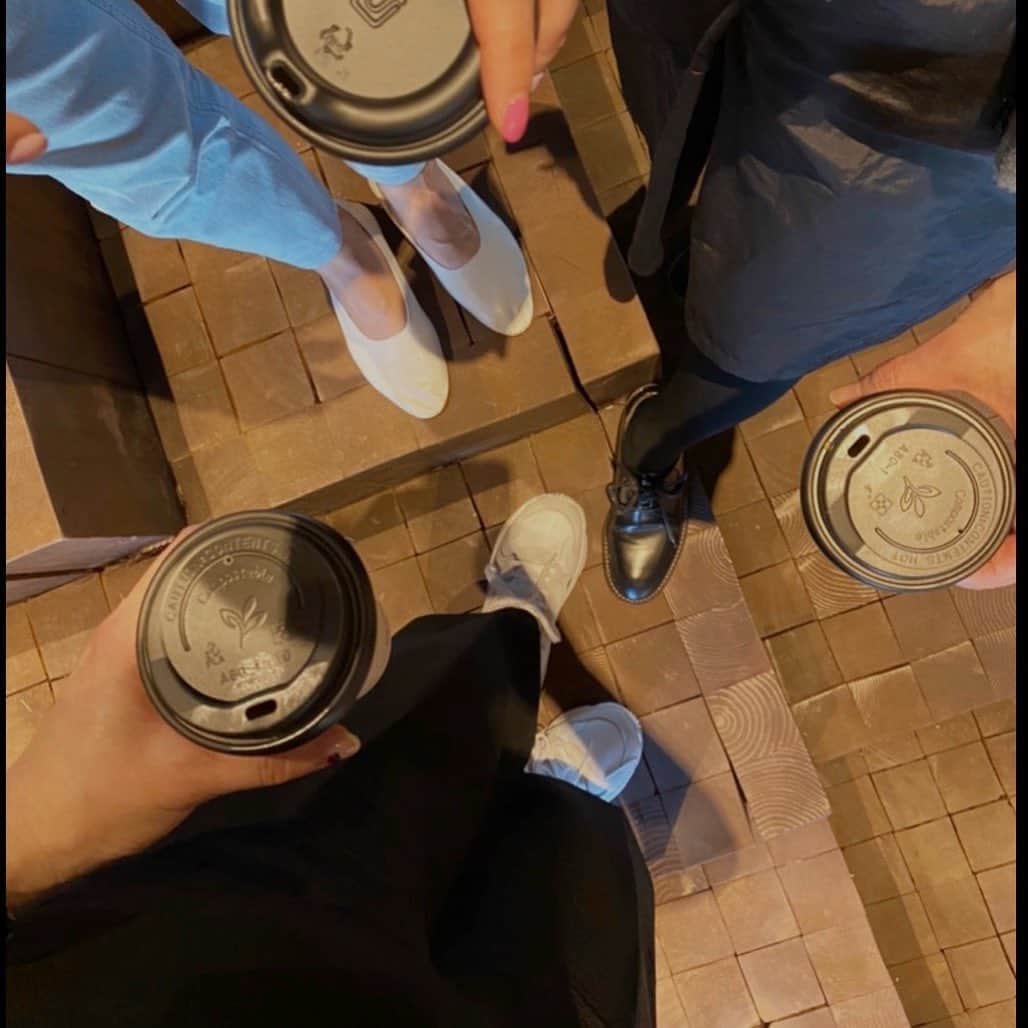 aki_closetのインスタグラム：「. gathering ☺︎ . .  一人だけだいぶカジュアルだけども。 こんな淡いカラーが最近好き。 . . 毎日一緒にいた時期はもう10年も前 . でもこうして時間の経過も感じず こうして集まれる仲に感謝♡ . . #acnestudios  #martiniano」