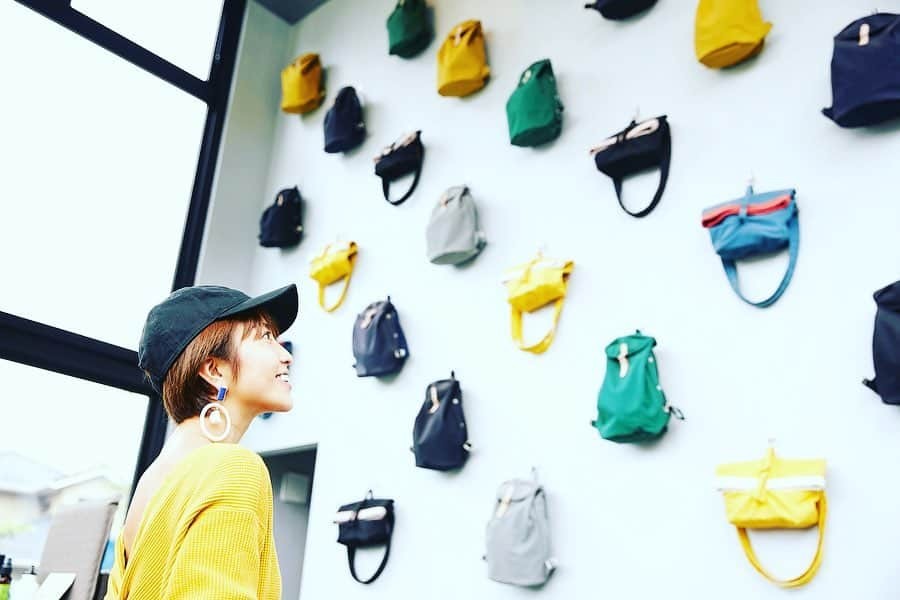 渡辺由布子さんのインスタグラム写真 - (渡辺由布子Instagram)「🟡🟢🟠🔵⚫️ ・  Your journey starts from picking your #rucksack on the wall🎒  壁一面に並んだカラフルなカバンを選ぶことから#グランピング がスタート！滞在中の相棒に！  #アート　 #星のや富士 #星野リゾート #キャンプ #リュックサック #wallart #backpack  #colorful  #glamping  #camping  #japantravel  #discoverjapan ・ ・ 📍 @hoshinoresorts.official #HOSHINOYAFUJI #🇯🇵」3月16日 22時33分 - watanabe_yuko