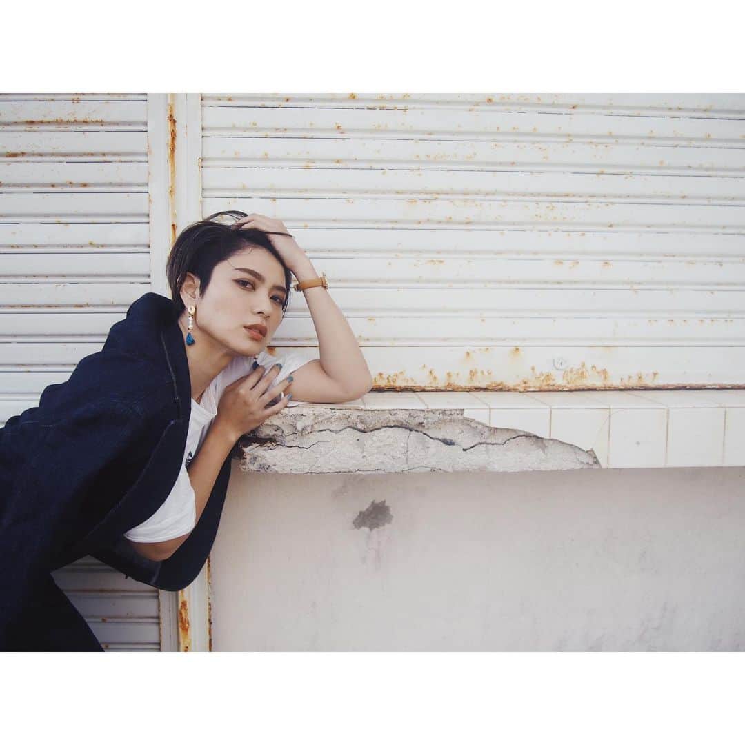 金城優華のインスタグラム：「この角の崩れ具合悪いとかたまらない。﻿ ﻿ ﻿ ﻿ ﻿#名護 ﻿ ﻿ #金城優華﻿ #写真﻿ #沖縄﻿  #モデル #Instagram﻿  #ショートヘア  #デニムコーデ  #名護を感じる」
