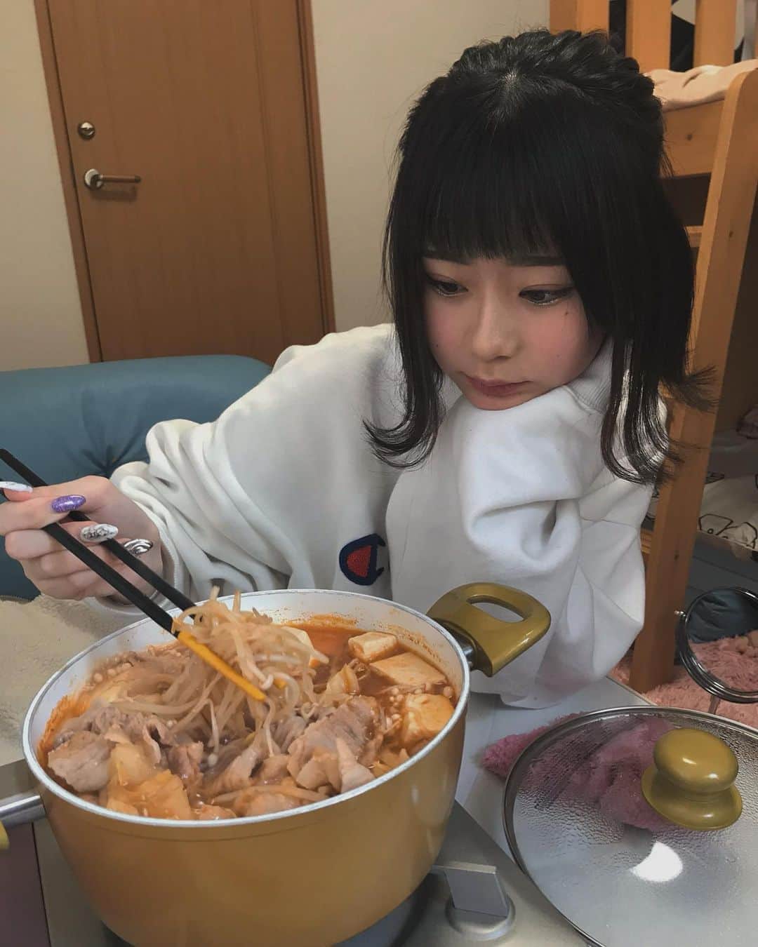 かれんのインスタグラム：「化粧が汚い日でした🧝‍♀️ ❤︎ ❤︎ #キムチ鍋  #彼氏目線 ？」